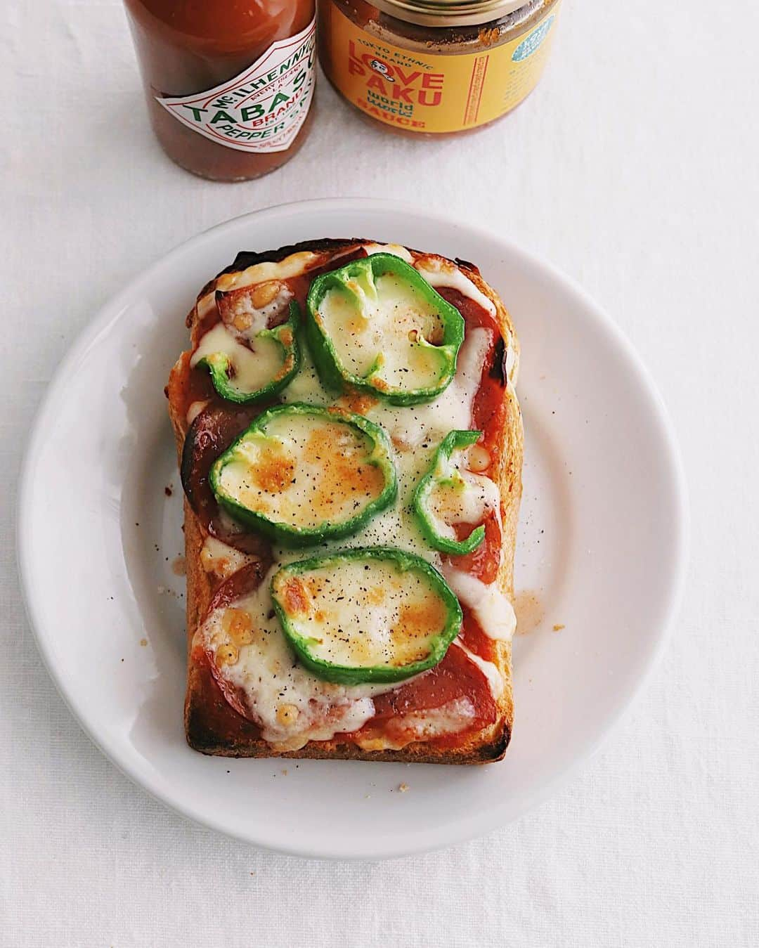 樋口正樹さんのインスタグラム写真 - (樋口正樹Instagram)「pizza toast . お昼はピザトーストで、 厚めのイギリスパンに ラブパクを塗りたくり、 サラミとピーマンのせ、 シュレッドチーズ盛り、 黒胡椒ぱっぱとふって、 トースターでよく焼き、 仕上げタバスコを５滴🔥 . パンにも、チーズにも、 ラブパクは合うのです！ 👉@lovepakcheesauce . . . #ピザトースト #トースト #軽食 #小腹が空いたら #ラブパク #ラブパク食堂 #ラブパクチーソース #タバスコ #シュレッドチーズ #飽きない美味しさ #エスニック #万能調味料 #相性抜群 #アンデルセンイギリス #イギリスパン #lovepaku #lovepakcheesauce #andersen #pizzatoast」2月24日 13時27分 - higuccini