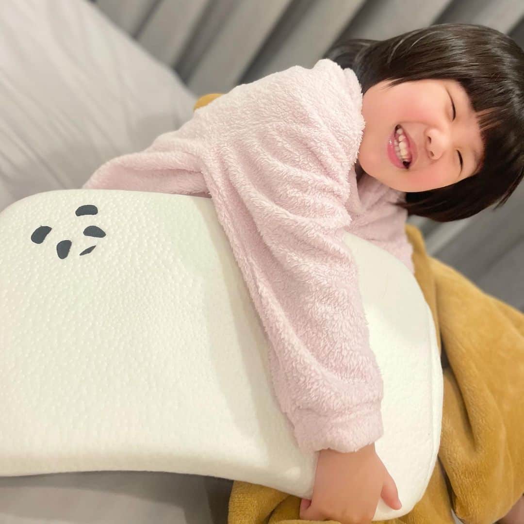 Miaのインスタグラム：「之前懷孕的時候為了要找寶寶的嬰兒床墊跟嬰兒枕而去逛了婦幼展當時就看到這個品牌讓我覺得材質很舒服很心動他就是「英國Panda London」視覺上看起來很簡約也帶點時尚感， @pandalifetw 甜夢枕系列有從小嬰兒到大人！ Panda幼兒枕獨特的220度曲線左右翻身都很舒適，連臉上的小肉肉也很服貼😝 貓熊圖案的造型女鵝也愛不釋手！ 每天晚上都只會乖乖睡在枕頭上跟貓熊寶貝一起入睡～🥳 枕頭中間的凹槽設計能減輕頭部壓力讓寶寶支撐更夠睡得很舒服！還有枕套非常細緻柔軟的竹纖維材質能讓寶寶的肌膚更透氣排汗！寶貝睡午覺時也沒那麼會流汗囉～超大尺寸寶貝也可以使用到四歲喔！寶寶睡得好媽咪也開心!❤️ CP質相當高的嬰兒枕推薦給新手爸媽們👍  @pandalifetw  #pandalife #甜夢好眠 #竹纖維枕套 #抗菌抗蟎 #無毒環保紡織品 #幼兒枕 #刺繡枕頭」