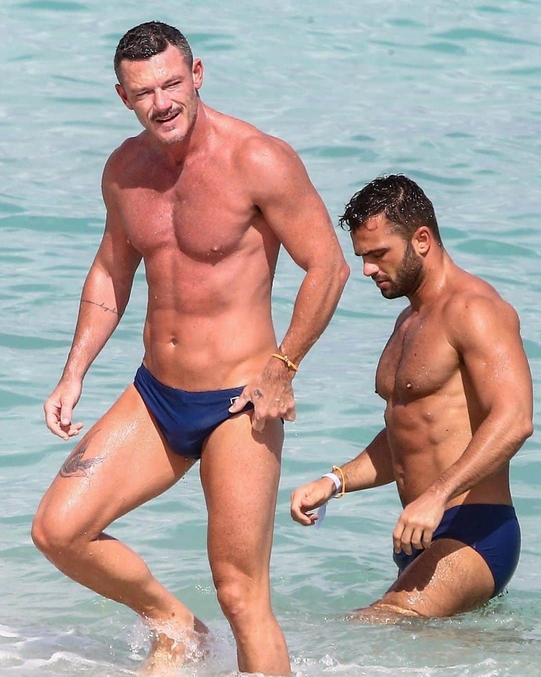 Just Jaredさんのインスタグラム写真 - (Just JaredInstagram)「@thereallukeevans looked so hot in a speedo during a beach day with a friend in Miami. To see lots more pics, tap this photo at the LINK IN BIO. #LukeEvans Photos: Backgrid」2月24日 13時38分 - justjared