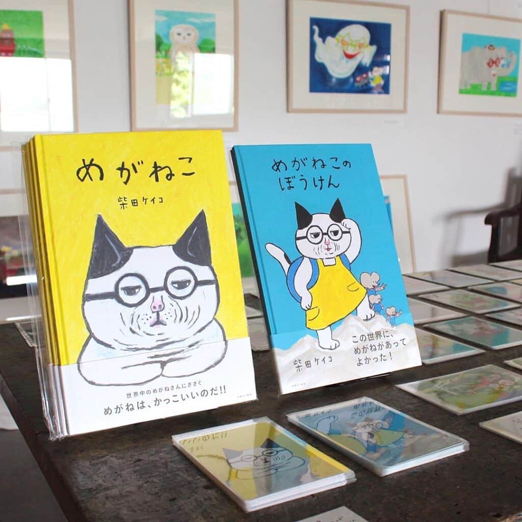 手紙社のインスタグラム：「【2/26(金) 21:30〜GOOD MEETING ふわはね「にじいろえほんあつめ」 by ニジノ絵本屋とめがねこのおとなクラブ】﻿ ﻿ インスタのフォロワー数1万人以上の"絵本のつなぎて”ふわはねさんの、2000冊以上の絵本が並ぶご自宅と、Zoomを通じて日本中、世界中の絵本好きの大人が夜な夜な集まり絵本を紹介し合う「にじいろえほんあつめ」。﻿ ﻿ 今週は平日お仕事の方にもゆったりとした気持ちで参加いただけるよう、火曜から金曜に曜日を変えての開催です。16回目となる2/26のテーマは「一番好きなねこのえほん」。みなさんの「これだ」と思う１冊をぜひ用意してご参加くださいね。﻿ ﻿ 2016年に手紙社から出版された柴田ケイコさんの絵本デビュー作『めがねこ』も、ふわはねさんによる読み聞かせ付きで改めてご紹介できたらと思っています。﻿ もちろん、お顔を映さない状態（ビデオオフ）での参加も大歓迎ですのでお気軽にお申込みください。﻿ ＊「めがねこ」のラインスタンプも好評販売中です！（4枚目）﻿  ﻿ ＜ GOOD MEETINGふわはね 「にじいろえほんあつめ」by ニジノ絵本屋とめがねこのおとなクラブ　＞﻿ 2月26日（金）テーマ：一番好きなねこのえほん﻿ 各日21:30〜22:30（21:25までに入室ください）﻿ ＊参加人数など当日の状況により終了時刻が23時まで延びる場合がございます﻿ 定員：25名﻿ 参加費：一般 ¥1,500 / 手紙社の部員¥1,400﻿ 受付：受付中〜各回開催時間5分前まで﻿ ﻿ ▶︎詳しくは「@tegamisha」プロフィールのハイライト「GOOD MEETING」＞「にじいろえほんあつめ」より受付ページへ﻿ 　もしくは @nijinoehonya　のプロフィールURLよりGOOD MEETINGのサイトに飛びます。﻿  ﻿ ◎Zoomって何？﻿ 「Zoom」とは、PCやスマートフォン、タブレットを使って映像通話が無料で楽しめるアプリケーションです。難しい登録をしなくても使用できるため、どなたでも簡単にはじめることができます。﻿ ﻿ ◎GOOD MEETINGって何？﻿ 手紙社が敬愛する作り手やお店のオーナー、書き手やパフォーマー、あらゆるジャンルの気になる方々をナビゲーターにお迎えして、オンライン上で講座やワークショップ、部活動的な集い、暮らしにまつわる情報交換を行う場です。」