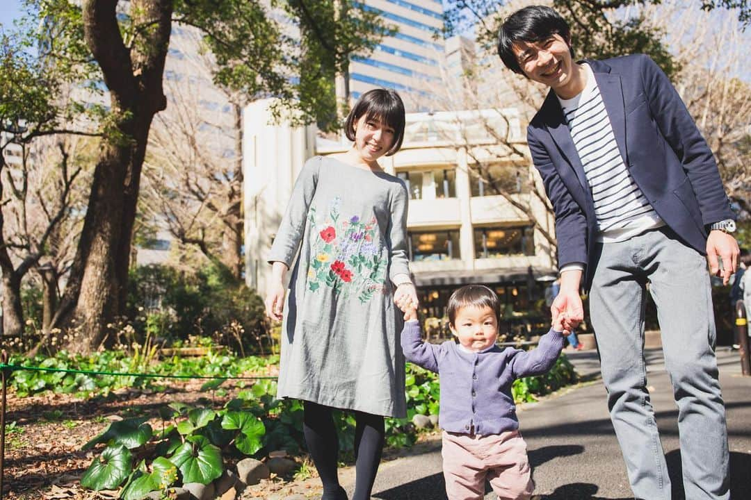 日比谷パレスのインスタグラム：「. 💐 日比谷パレスでご結婚式をあげて頂いた皆さまへ  お日にち限定・組数限定で 記念日のスペシャルランチコースと カメラマンが撮影する 記念写真のデータがセットになった スペシャルアニバーサリーレストラン。 大好評により、 3月も開催することとなりました 👏👏  こちらはおふたりとおふたりのお子様と。 家族が増える度に記念の場所で お写真が撮れるのも素敵です ✨  𖤥 ご夫婦で 𖤥 お子様もご一緒に 𖤥 親御様とご一緒に 𖤥 懐かしいスタッフも一緒に 𖤥 マタニティの記念に  ... etc  大切なアニバーサリーに ぜひ日比谷パレスに帰ってきてください 😊✨ スタッフ一同で 素敵な記念日のお手伝いをさせて頂きます。  .  ⬛︎ Date ⚫︎ 3月21日(日)  ・撮影 10:30〜／ランチ 11:00〜 ・撮影 11:00〜／ランチ 11:30〜 ・撮影 11:30〜／ランチ 12:00〜 ・撮影 12:00〜／ランチ 12:30〜 ・撮影 12:30〜／ランチ 13:00〜 ※ 各枠1組様のご案内となります  ⬛︎ Fee ¥30,000 ( 税サ込 ) ・ランチコース2名様分 ・乾杯酒付き ・撮影カットデータ約10枚  ⬛︎ Reservation ・DM ・Tel　03-5511-4122 ・LINE　yoneta@prior.co.jp  ⬛︎ コロナウイルス感染防止対策 1 . 入館前にアルコール消毒を行っております 2 . 検温器にて体温測定を行っております 3 . 密にならないよう係がご案内いたします 4 . 各テーブルにアルコールを設置しております 5 . 除菌効果の高いph調整次亜塩素酸により、 　ドアノブ、テーブル、椅子、エレベーターボタン、 　トイレ、階段の手すりなどを適宜吹上げております 6 . 会場内の空気の入れ替えを常に行っております 7 . 会場には空気清浄機を設置しております 8 . スタッフはマスクと白手を着用させて頂きます  その他感染防止対策や衛生管理の詳細に関しては ホームページをご確認くださいませ。  .  皆様のお越しを スタッフ一同お待ちしております！  .  #日比谷パレス #日比谷パレス花嫁 #日比谷公園 #一軒家貸切 #アニバーサリーランチ #アニバーサリーフォト #家族写真撮影 #大人ウェディング #大人婚 #東京花嫁 #東京レストラン #ガーデンウェディング #レストランウェディング #hibiyapalace #hibiyapark #anniversary #anniversaryphoto #familyphoto #michelin #provance #provancestyle #gastronomy #restaurantwedding」