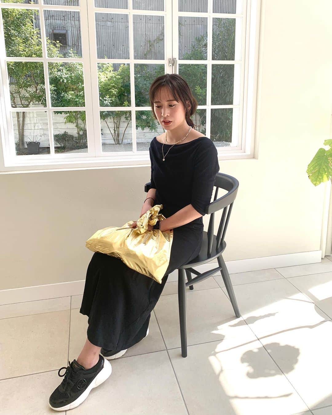 持永真実さんのインスタグラム写真 - (持永真実Instagram)「#まみふく 自分のイニシャルにちなんだⓂ︎マークがついたスニーカーはブラックとホワイト2色買い🖤🤍  @baggu のエコバッグはいつも持ち歩いてるよん🛍」2月24日 13時36分 - mami_mochinaga