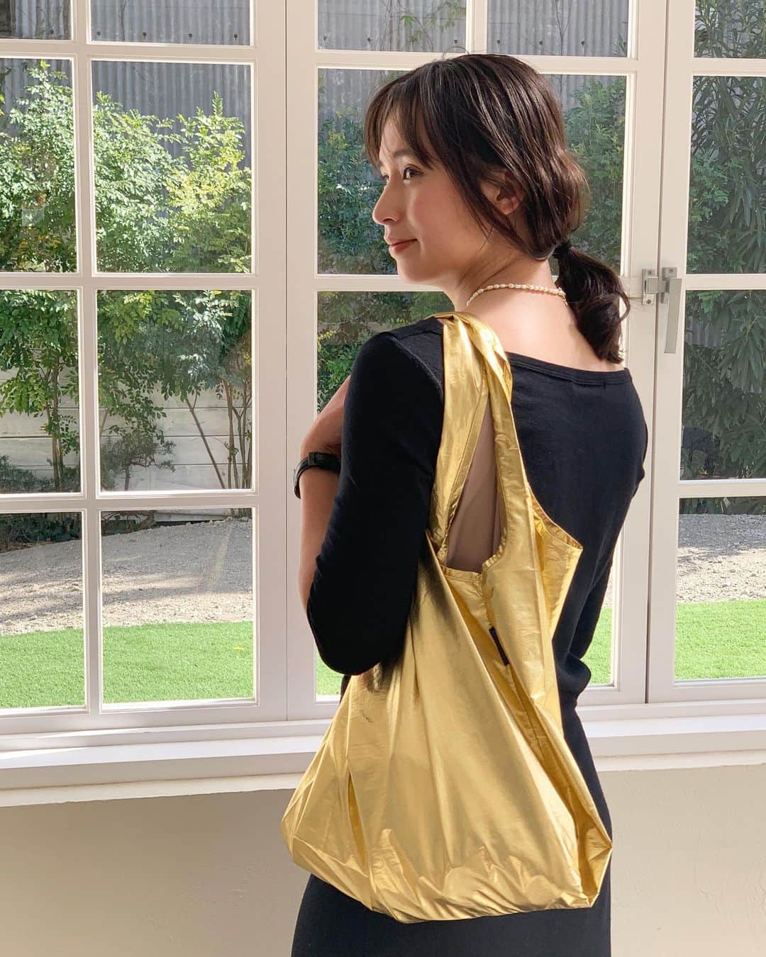 持永真実さんのインスタグラム写真 - (持永真実Instagram)「#まみふく 自分のイニシャルにちなんだⓂ︎マークがついたスニーカーはブラックとホワイト2色買い🖤🤍  @baggu のエコバッグはいつも持ち歩いてるよん🛍」2月24日 13時36分 - mami_mochinaga
