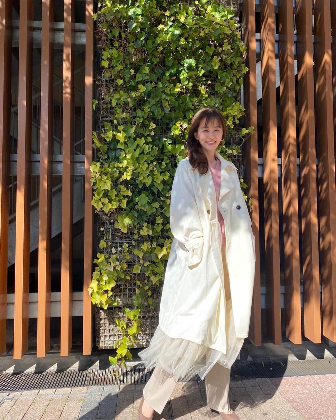 田中理恵さんのインスタグラム写真 - (田中理恵Instagram)「裾のチュールが可愛いの🤍 スプリングコート🧸 すごくオシャレで春を感じるコートだよっ🌸  @sheer_flow  @liz.yoga   📸の時だけマスク外しました☺️」2月24日 13時44分 - riiiiiie611