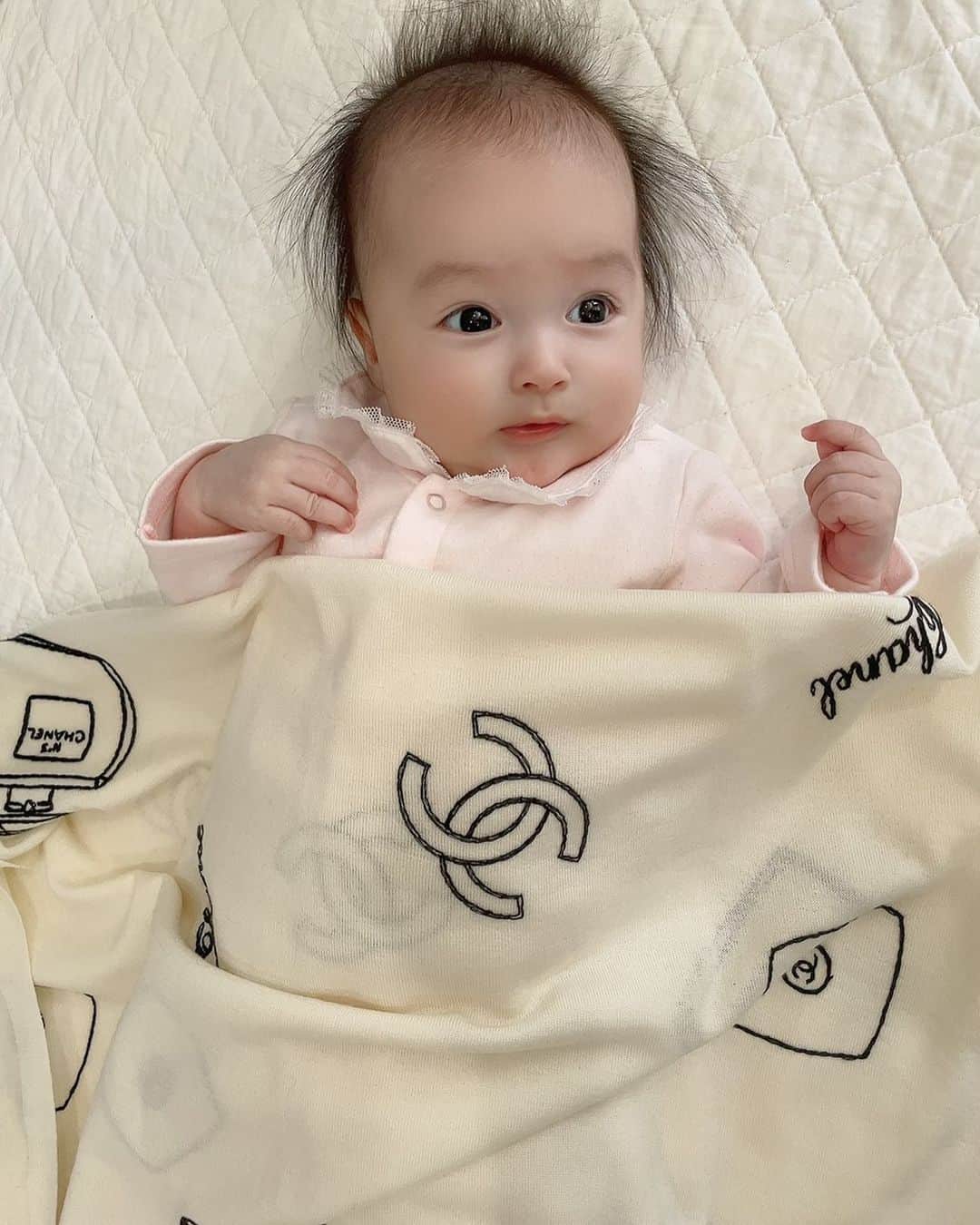 アレクサンダーのインスタグラム：「今日の美人ちゃんのブランケットは CHANELでございます❤️ #chanel  #赤ちゃん」