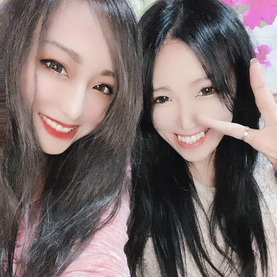 矢沢なりのインスタグラム：「うちの可愛い娘です←  もう大好き🥰❣️ 超いい子！超頑張り屋さんだし気遣い屋さんだし言葉遣い選んでくれるし、 人の悪口とかも言わないのにめっちゃ苦労してきたのもわかるけど笑い話にしてくれるいい子！！💕💕💕  日曜日の夜から昨日までずっと泊まってた🌸🌹 来月も泊まりにくる予定💎✨  この歳になって、この子と友達でいたいなって心から思える人と出会えるのって本当幸せ❣️  食べて寝てを繰り返していたけど🤣 歌手メジャーデビューしてるあゆりりんです✨✨  実はこれかろ一緒にお仕事出来ることになったんだ🌹💕 楽しみー！！  @ayuririn.rinrin」