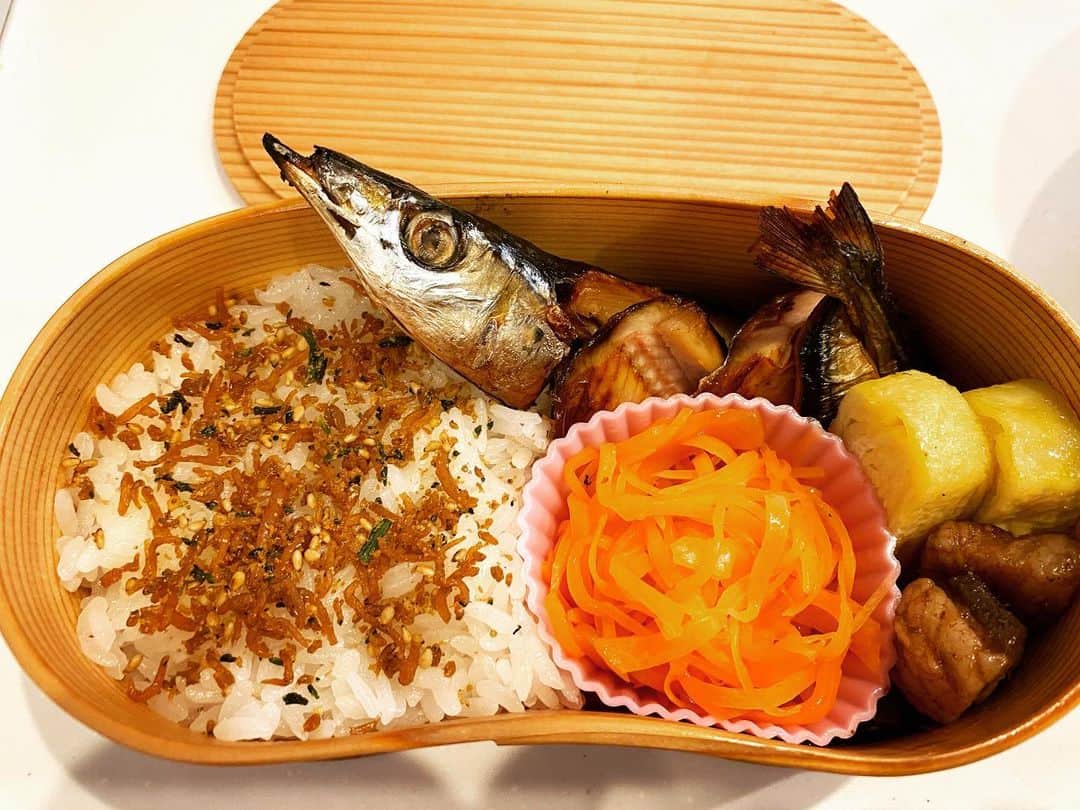浜野謙太のインスタグラム：「自分弁当にさんま入れてみた。 カッコいい！！！  けどにんじんラペと食い合わせ悪っ #弁当 #撮影 #さづえい」