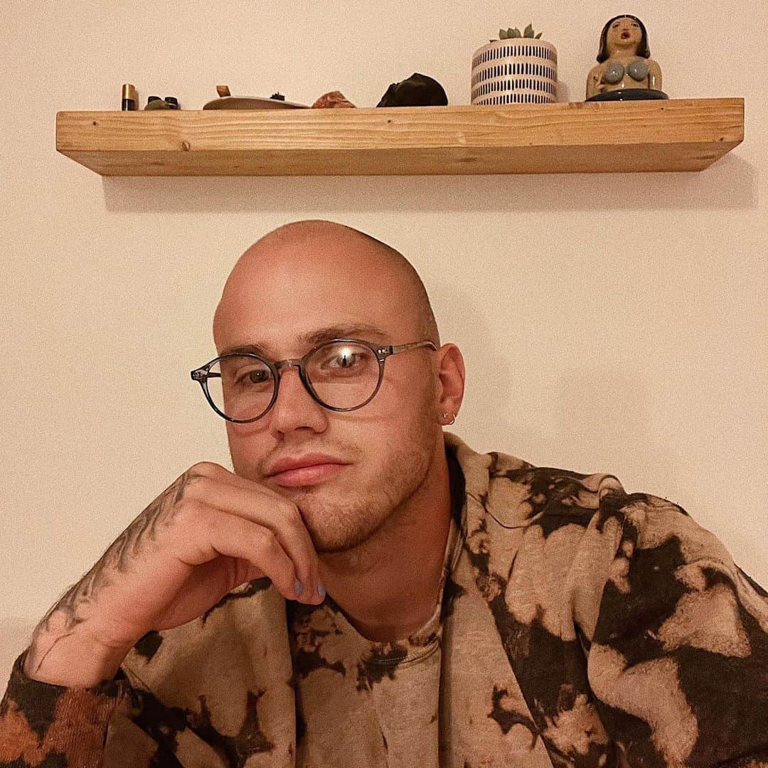 ブランドン・シェイアのインスタグラム：「my eyes are now protected from that pesky blue light that is destroying us all.」