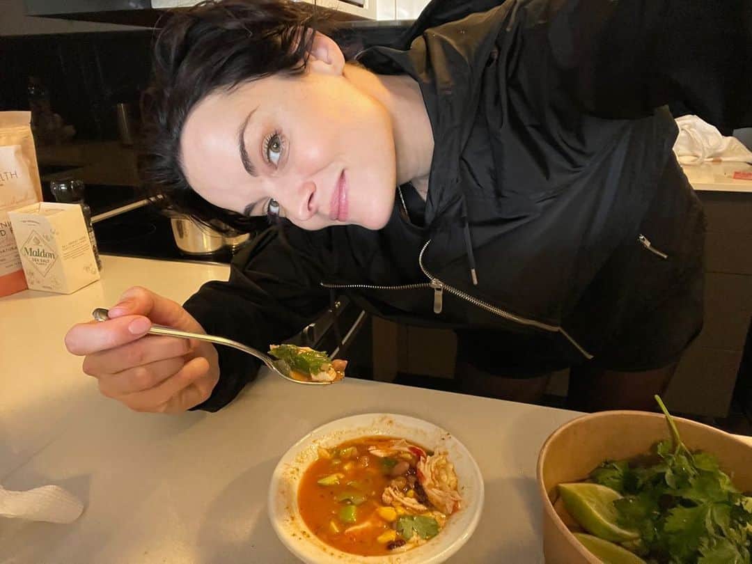 ジェイミー・アレクサンダーのインスタグラム：「Shoutout to Tev, one of the chefs on set who not only makes me the most incredible salads for lunch, but sent me home today with some incredible chicken tortilla soup 🥣 Perfection on this rainy Sydney day. #thankyou (I think it was meant to be my dinner, but I ate it the moment I walked in the door. Didn’t even sit down) 😂 🤤 🥰」