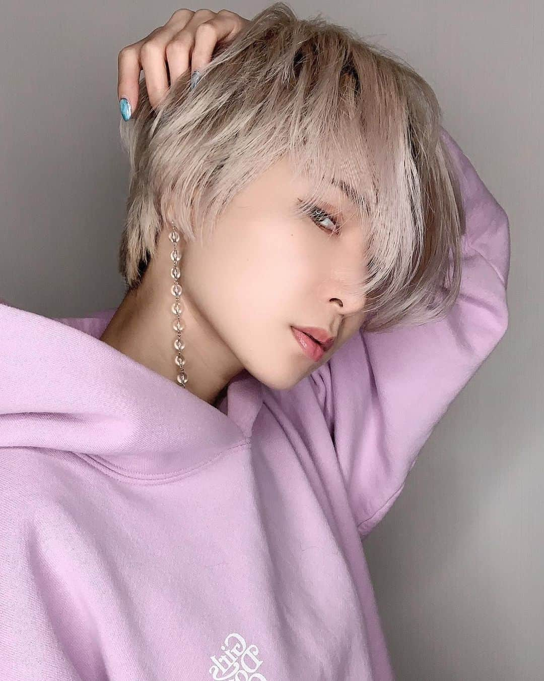 ニヒル。のインスタグラム：「がるどんのパーカーおきにいりん  #girlsdontcry #verdy #hairstyle #hair #haircolor  #haircut  #hairsalon  #fashion  #whitecolor  #hightone  #accessories  #ヘアカラー  #ヘアスタイル #パーマ風 #ハイトーン #ハイトーンショート  #ホワイトカラー #ハンサムショート  #メンズライク  #ジェンダーレス」