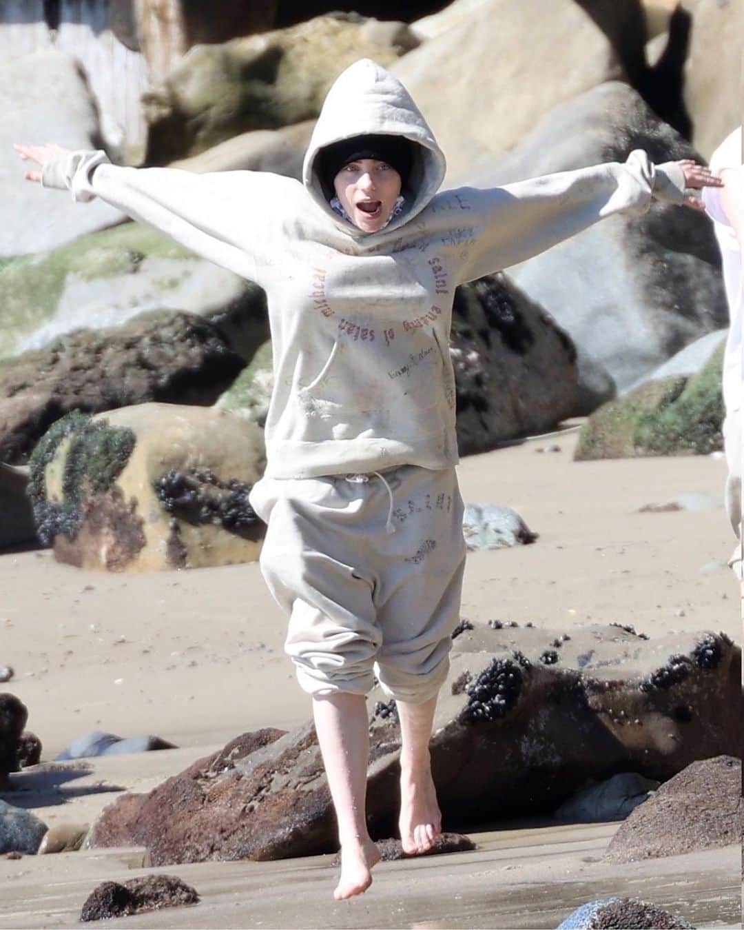 Just Jaredさんのインスタグラム写真 - (Just JaredInstagram)「Billie Eilish has some fun at the beach during an outing with her dogs and brother Finneas O’Connell #BillieEilish Photos: Backgrid」2月24日 14時14分 - justjared