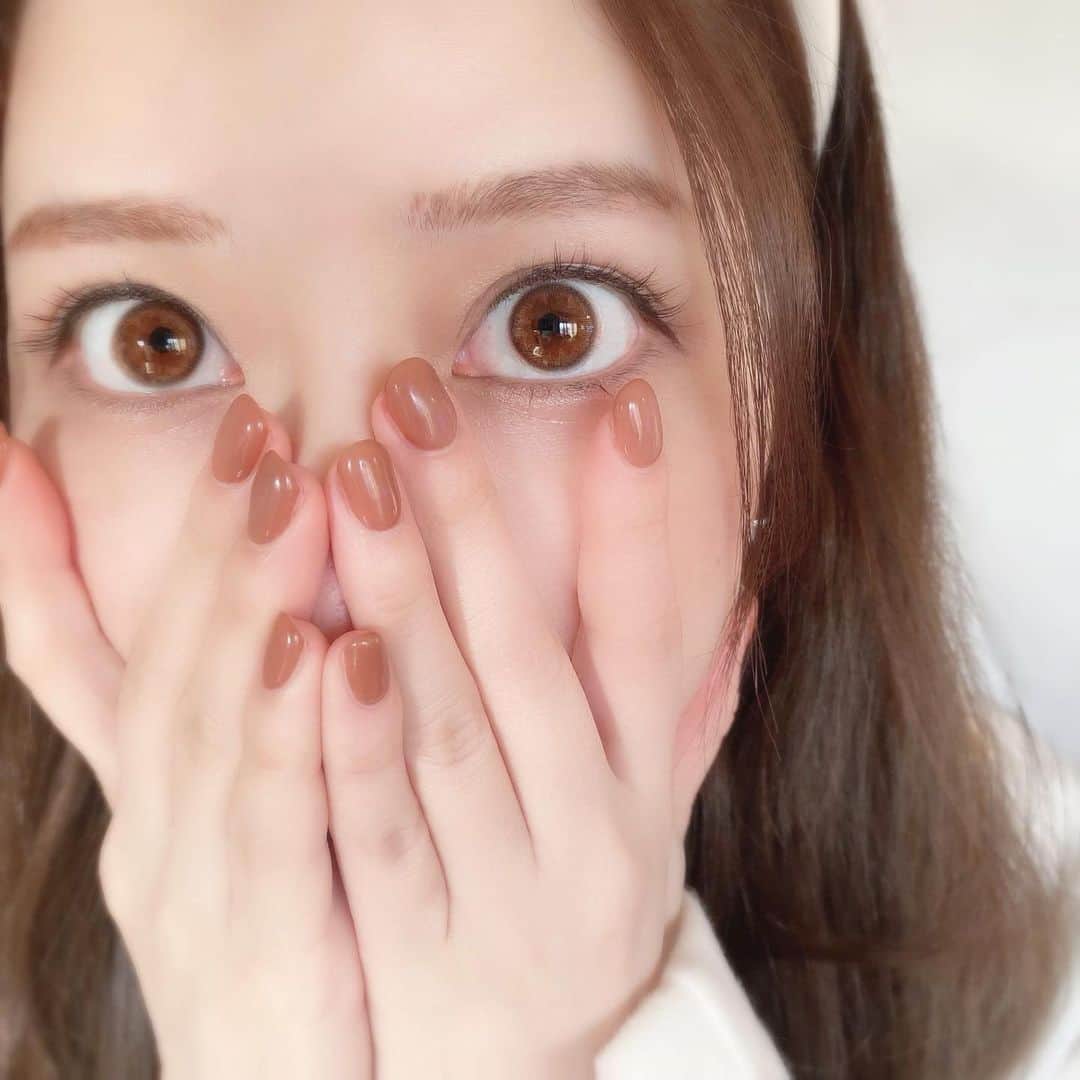 のインスタグラム：「ブラウンネイル🥨 バレンタイン終わったのにチョコレートやーん🍫 ホワイトデー待ち🐻❤️ * * * * *  #newnail #naildesign #nailart  #ジェルネイル#ワンカラーネイル#ブラウンネイル#テラコッタネイル  #どあっぷ#ドアップ#girl#japanesegirl」