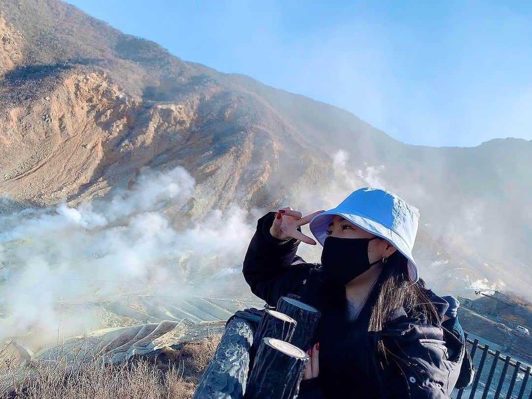 NaMieのインスタグラム：「マスクの糸くずが﻿ 気になりだしたらそこにしか目がいかない写真😷﻿  やっぱり太陽浴びれるのが幸せ！ ﻿ ﻿ #すっぴん旅 #思い出 #エンタメ活動を止めない﻿ #バーレスク東京 #黒髪ロング﻿ #六本木 #roppongi #tokyo #japan #burlesque」