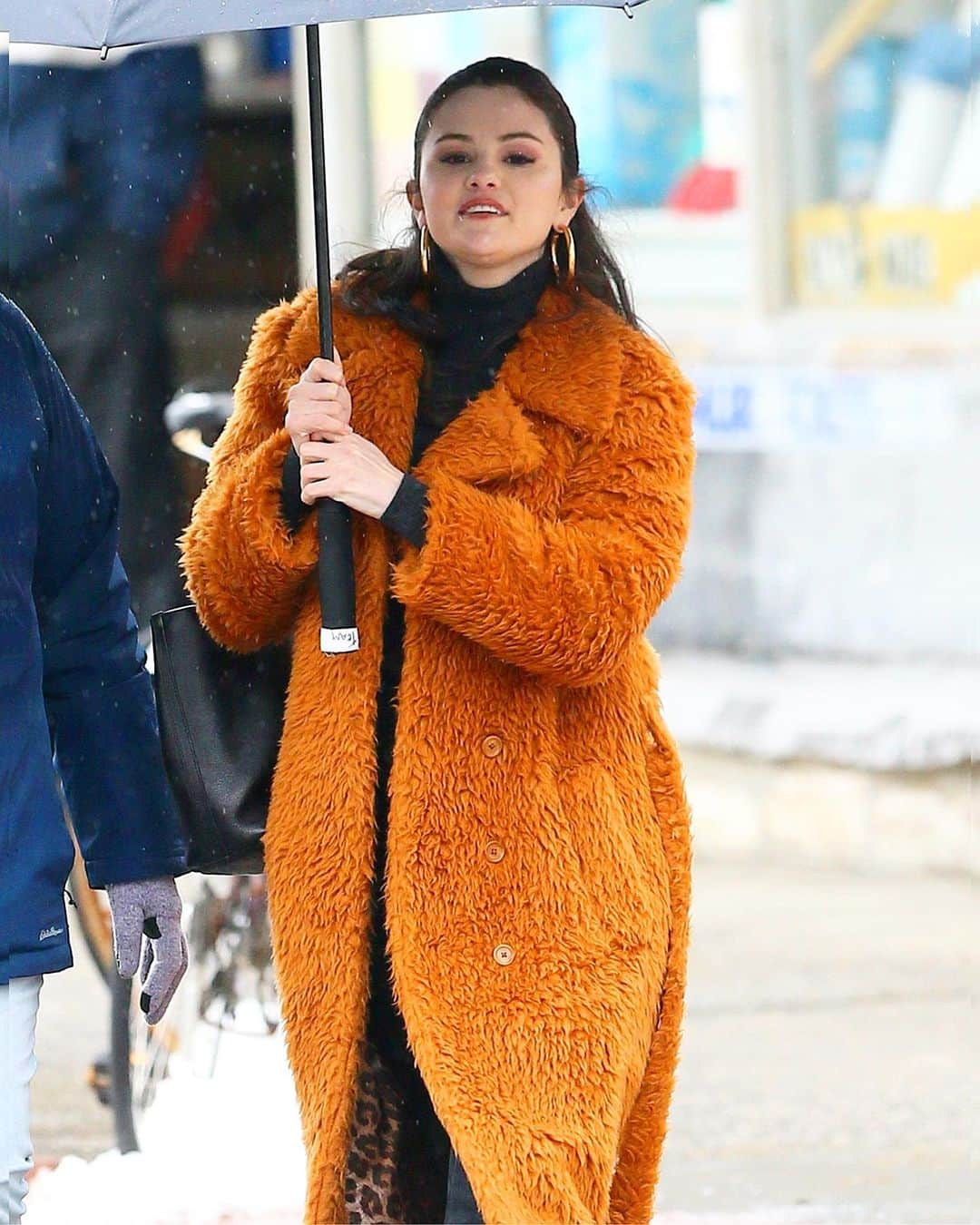 Just Jaredさんのインスタグラム写真 - (Just JaredInstagram)「Selena Gomez was spotted in a warm and fuzzy orange coat while heading to the set of “Only Murders In The Building” in NYC #SelenaGomez Photos: Backgrid」2月24日 14時15分 - justjared