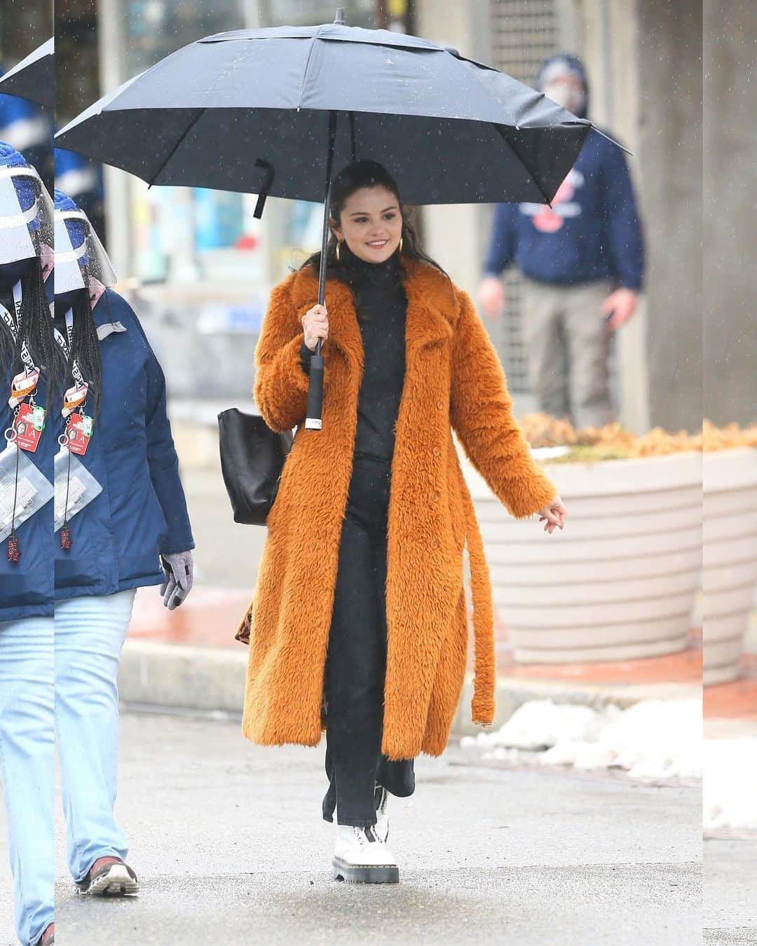 Just Jaredさんのインスタグラム写真 - (Just JaredInstagram)「Selena Gomez was spotted in a warm and fuzzy orange coat while heading to the set of “Only Murders In The Building” in NYC #SelenaGomez Photos: Backgrid」2月24日 14時15分 - justjared