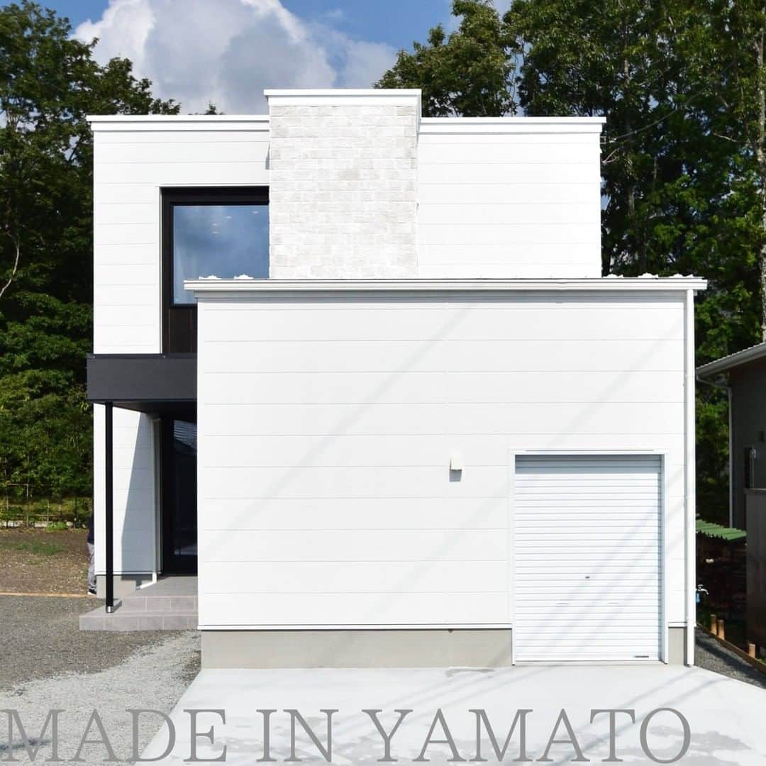YAMATOの家さんのインスタグラム写真 - (YAMATOの家Instagram)「ホワイトの #ガルバリウム 、 #タイル 、 #左官 の #塗り壁 を組み合わせた 清潔感のある #外観 。 #外収納 もあるので、車のタイヤや園芸用品などをまとめて収納できます。  玄関に面した大きな #FIX窓 がポイント！ 開放的な #LDK になりました♪  MADE IN YAMATO . .  #快適な暮らし #設計 #自宅 #御殿場 #小山町 #裾野 #設計事務所 #マイホーム #注文住宅 #デザイン #新築 #家 #インテリア #住宅 #設計士 #設計士とつくる家 #建築士 #web内覧会 #マイホーム計画中の人と繋がりたい #ファサード」2月24日 14時17分 - yamato_house