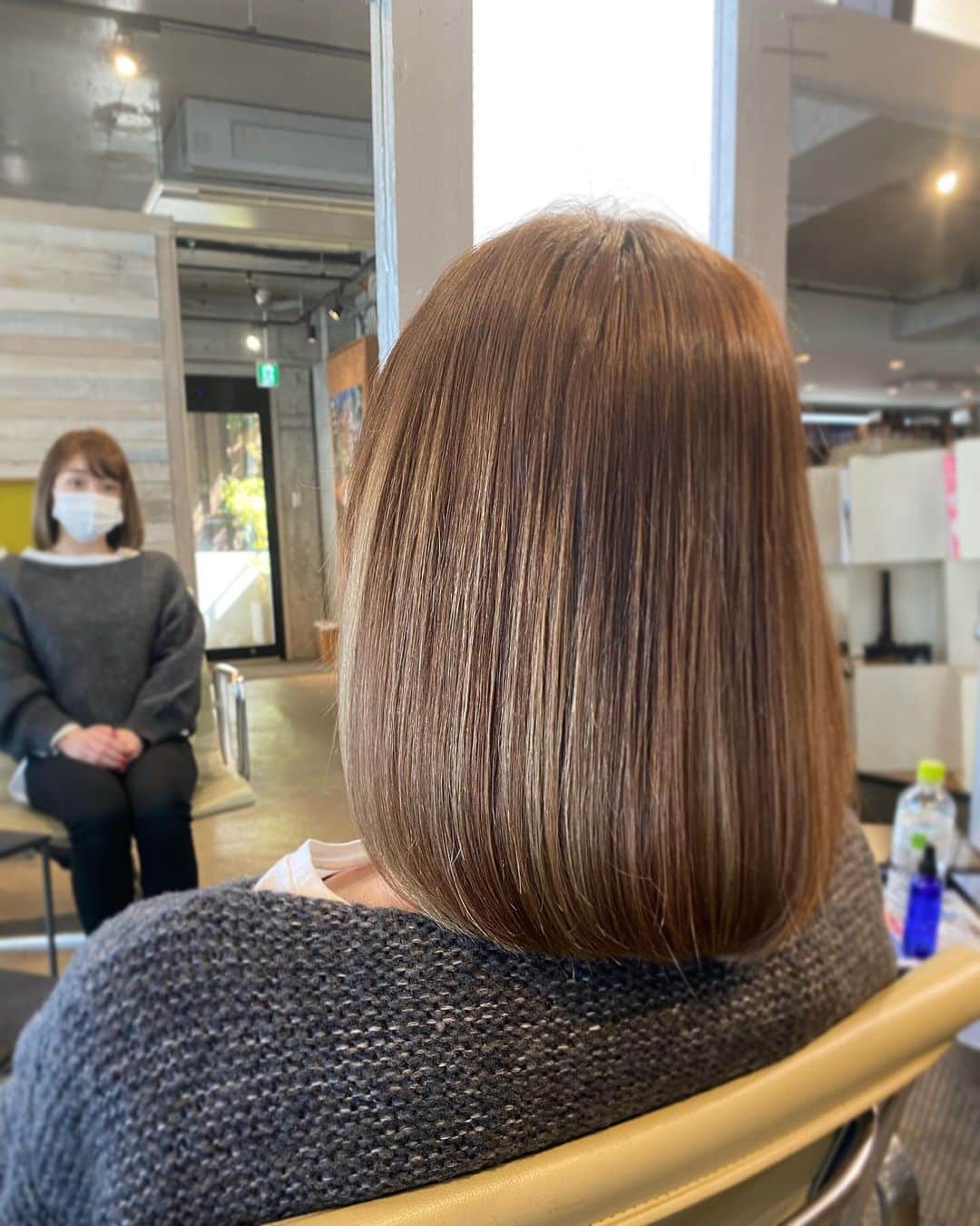 加護亜依さんのインスタグラム写真 - (加護亜依Instagram)「サラサラ攻撃じゃ〜！  撮影が続き、髪も傷んできてしまったので しっかりヘアトリートメントしてもらって 髪質改善しました🥺✨ もぉーー、自分の髪じゃないくらいサラサラ〜！ @norajourney のトリートメント進化して凄いよぉ！ サラサラなのにしっかり潤ってる。  最近はウエッティヘアよりもドライな感じが好きなの。 毛先も切ってもらって軽い〜✨  @mamoru_tnk ありがとうございました🤎  #ヘアアレンジ #ヘアトリートメント　#髪質改善　#伸ばし中　#サラサラ攻撃」2月24日 14時18分 - ai.1988kg
