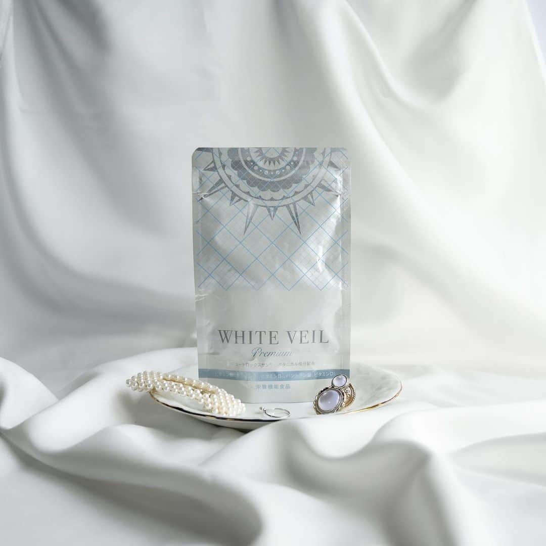ホワイトヴェールのインスタグラム：「* *  ホワイトパールのように 心まで白く輝く気高さをいつまでも。  #ホワイトヴェール#whiteveil#飲む日焼け止め#日焼け止め#日焼け止めサプリ#太陽に負けないサプリ#パール#真珠#pearl」