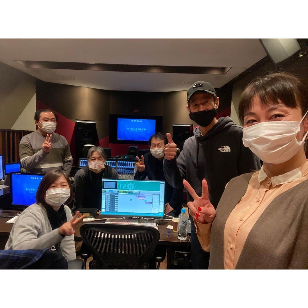 新井麻希のインスタグラム：「* ＢＳ１スペシャル「モーリシャス　汚れた海　失われた楽園の長き闘い」  2月26日（金） [ＢＳ１] 後8:00  【リポーター】福原顕志 【語り】新井麻希、ＤＪ．ナイク  今回は福原さんの肉眼で確かめてきたリポートをメインに、事実関係のブロックのナレーション読ませて頂きました。  @kenshi29 さん、いつも素敵な番組に呼んで頂き、本当にありがとうございます。素晴らしいリポート、放送で見るのを楽しみにしています。今回も同じチームで幸せでした！  内容↓（番組HPから） インド洋に浮かぶ美しい島国、モーリシャス。サンゴ礁は魚類、哺乳類など生き物を育み、生物多様性の宝庫だ。その海で２０２０年７月、深刻な座礁事故が起きた。日本の貨物船ワカシオは二つに折れて、千トンもの重油、燃料油を流出させた。油はマングローブが茂る貴重な湿地帯を襲った。海洋汚染と新型コロナウイルスの影響で経済は二重の打撃を受けている。事故を記録した未公開映像を入手、人々の座礁事故との闘いを描く。  #モーリシャス重油流出事故  #bs1」