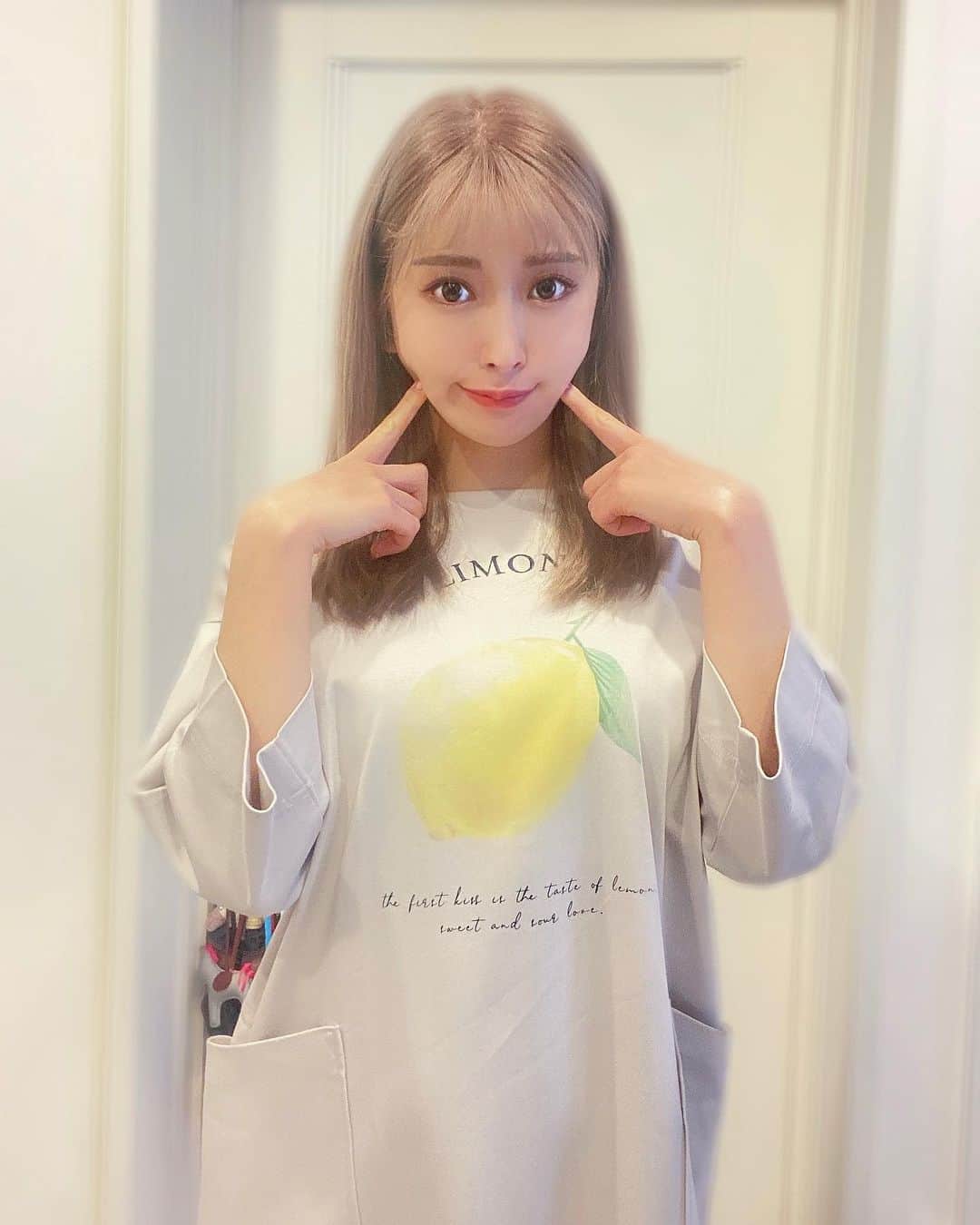 のインスタグラム：「Narue(@narueofficial )の 新作ルームウェア🍋  これからの季節にちょうどいい✨  銀座インズや百貨店に 展開中のブランド👚💕  前ポケットが2つ ついてて色々入れられるし 肌触りもいいから 私的万能ワンピ😌✨  着用しているのは コットンスムースレモンワンピースの グレー👗 フリーサイズで二の腕隠せるし 膝下まで隠れる！！  可愛いランジェリーも販売してるから チェックしてみてね✨✨ @narueinnerwear   #springcollection #narue #新作 #ルームウェア #おうち時間 #部屋着 #楽チン #ワンピース #コットンワンピース #銀座インズ #ランジェリー #かわいい #instalike #followｍe #japanesegirl #photooftheday #japan_of_insta #roomwear #staypositive #stayhome」