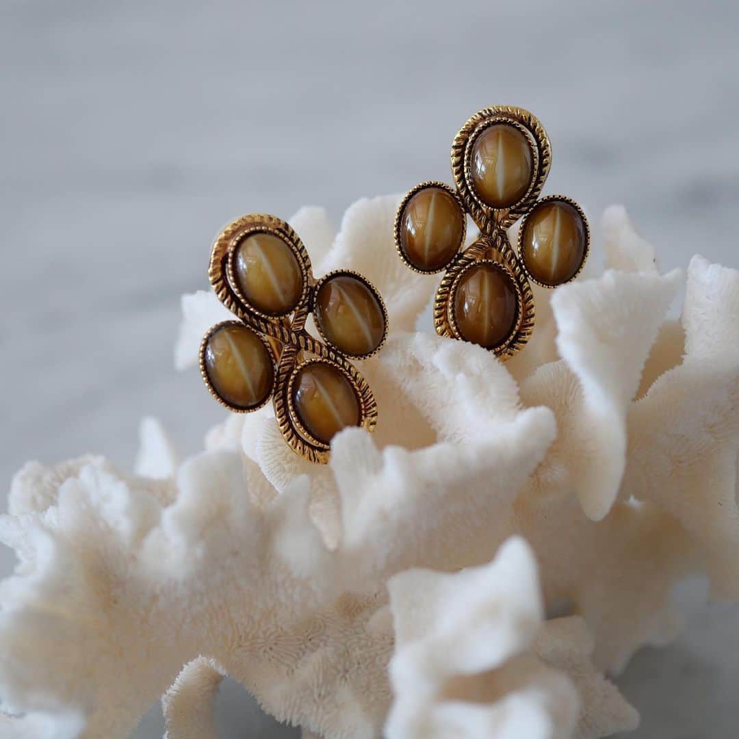 アデルさんのインスタグラム写真 - (アデルInstagram)「INFINI stone earring 連なる数字の8モチーフが美しいインフィニシリーズは、フランス製のオーバルカボッションを敷き詰めたデザイン。無限を表す♾それは古代から現代に繋がれている。  #aderbijoux #ADER #jewelry #accessory #vintage #deadstock #20ss #infinity #villadesmystères」2月24日 14時30分 - ader_official