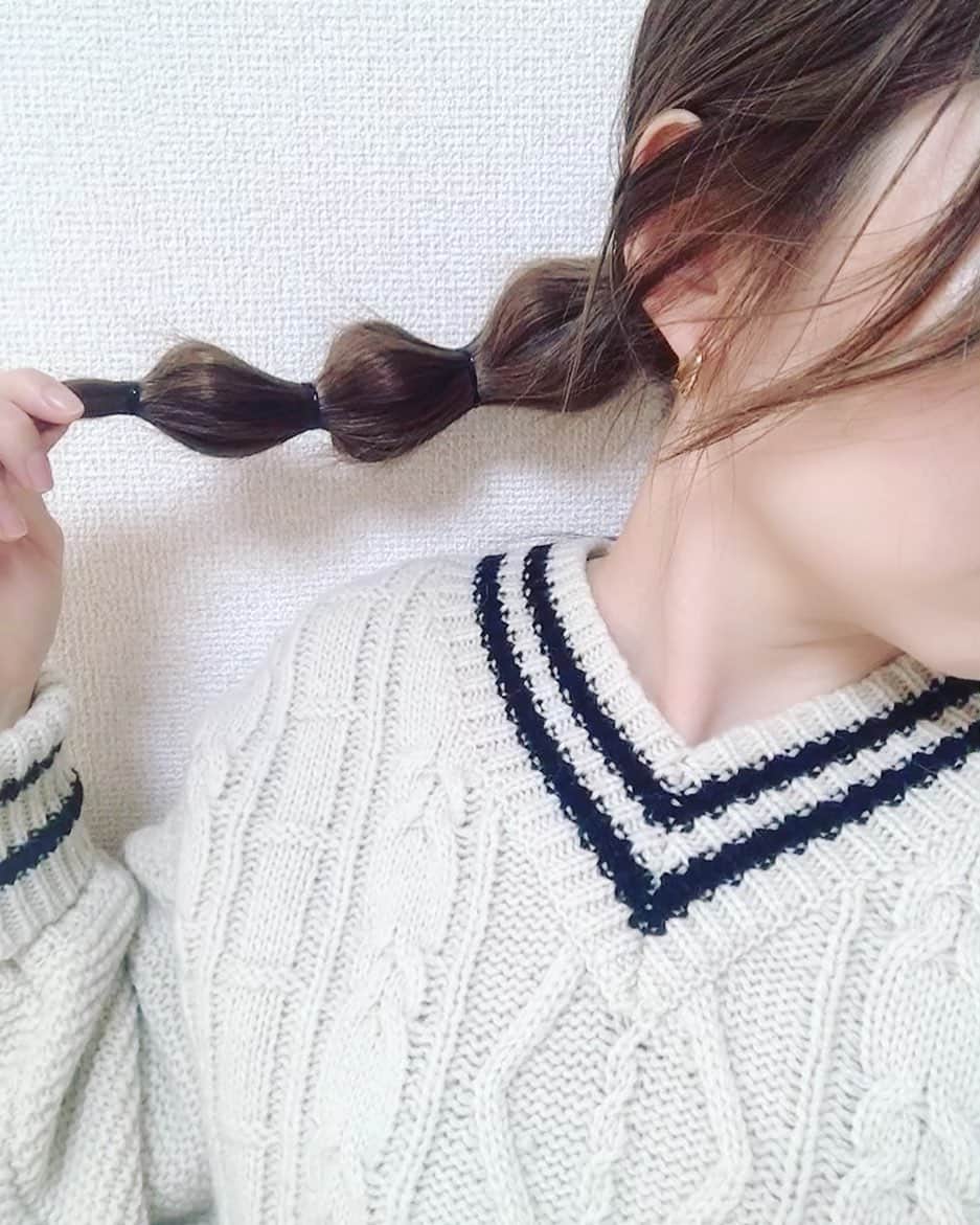 坂詰美紗子のインスタグラム：「昔々、あるところに美紗子山という山がありました。  山には、赤や黄色やピンクの花が咲いていて、風が吹けばユラユラと可愛く揺れます。 美紗子川には、美紗子橋という大きな橋が架かっていて、そこを流れる水は驚くほど透明。お魚さん達とアイコンタクト出来る程でした。  時々、降る雨も木々の栄養となり、緑が多く、本当に長閑で美しい山でした。  しかし、ある日、美紗子山にゴミを捨てたり、悪さをする人が出てしまいました。  美紗子山は怒り、噴火！！！  ACTIS最新号は、美紗子山が噴火した時のことを書かせていただいております。webでも読むことができます。 ワインのおともに読んでみてください🍷  ・ ・ ・ #ACTIS #actis #lovestory  #エッセイ #フリーペーパー #小話」