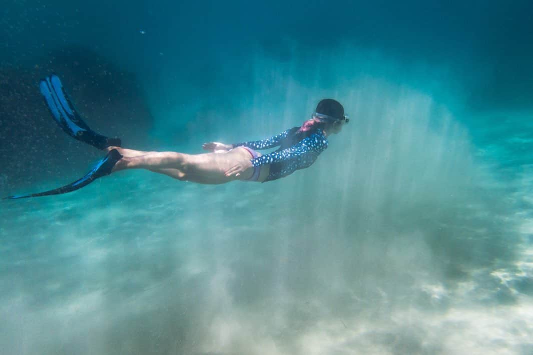 池田沙絵美のインスタグラム：「Think nothing, just being calm as a guest of under the sea💙 まともに泳ぐこともできなかったのに潜って潜りまくる休日を過ごす日がくるとは🧜🏻‍♀️ 最後はおまけ😘」