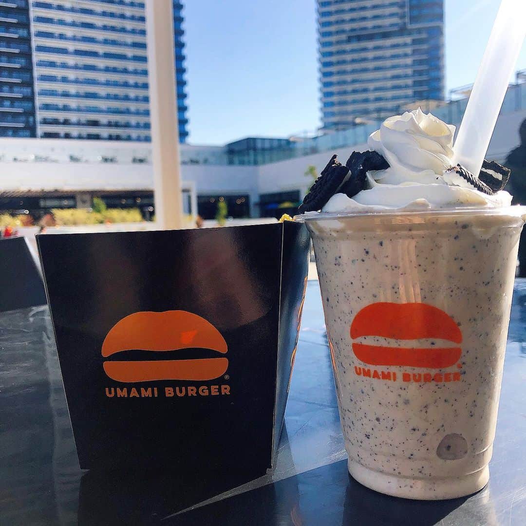 umamiburgerjpnさんのインスタグラム写真 - (umamiburgerjpnInstagram)「. . ウマミバーガーではハンバーガーだけでなく ポテトやシェイクも大人気です！🤍 . 15時ごろになるとサイドメニュー+シェイクで おやつタイムを楽しむお客様がたくさんいらっしゃいます🥰 . 天気の良い日はテラス席で☀️ 皆様のご来店お待ちしております🍒 . #umamiburger #umamiburgerjpn  #ウマミバーガー  #ウマミバーガー有明ガーデン店  #おやつタイム #ティータイム」2月24日 14時34分 - umamiburgerjpn