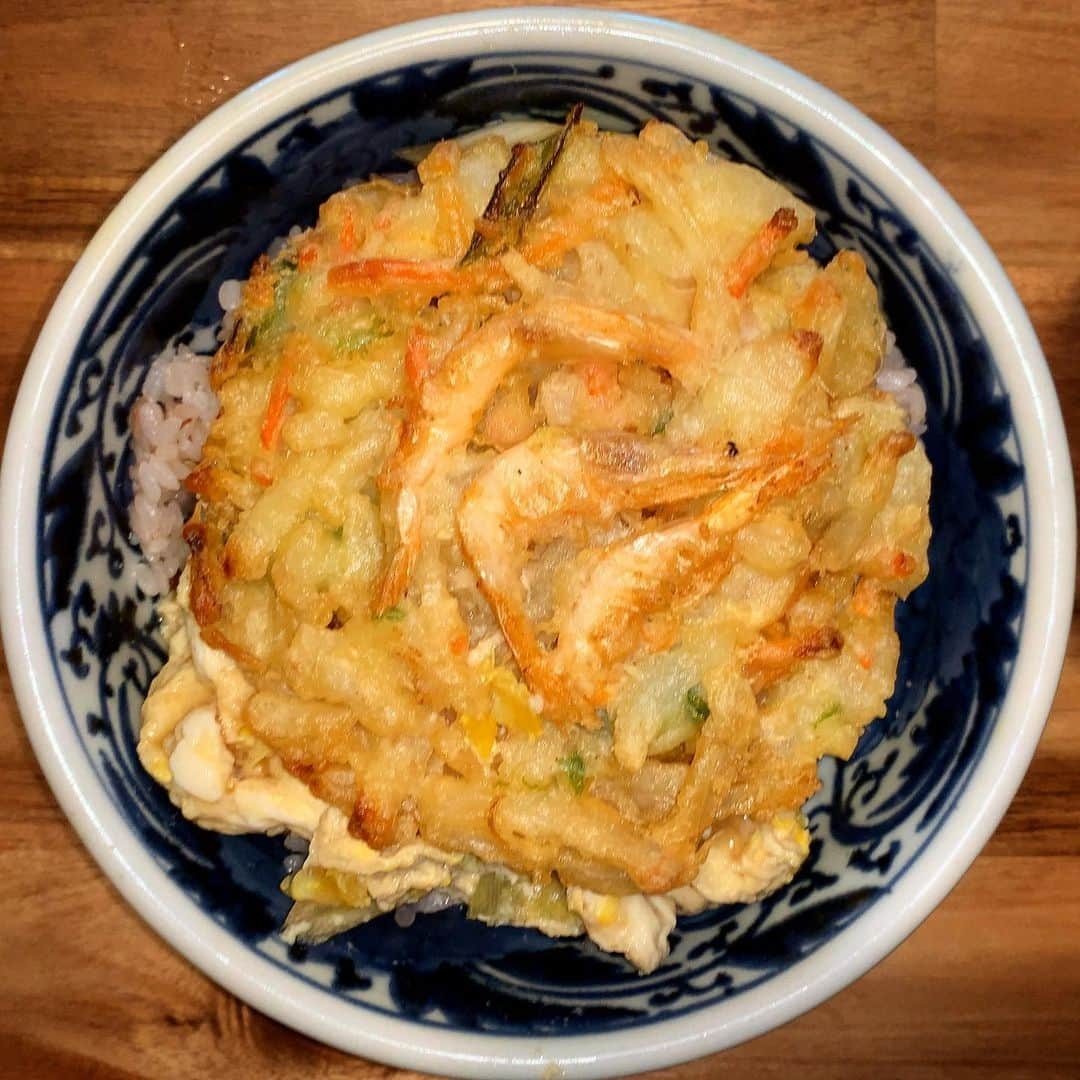 池内万作のインスタグラム：「お昼。 みちょ食堂さんのビックリかき揚丼。 かき揚の下にまさかの卵で嬉しい悲鳴。 最高や。 ありがとう〜！ #みちょ食堂 #イケウチ家の食卓」