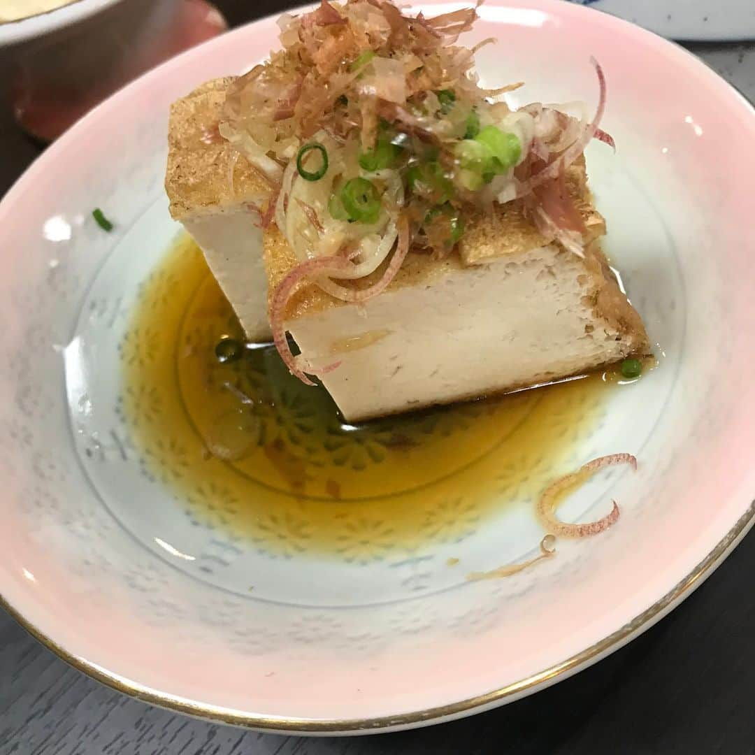 旅館 川端屋のインスタグラム：「川端屋の朝食紹介！　第二弾❗️  吉吾商店さんのお揚げ😋  身のたっぷり詰まったお揚げは今庄のソウルフードですね❤︎  福井県はお揚げの消費量日本一だとか。  果汁たっぷりのポン酢でどうぞ🤲  #川端屋 #川端屋旅館 #今庄 #今庄宿 #吉吾商店  #厚揚げ  #お揚げ  #果汁ポン酢  #柚子ポン酢 #旅館の朝食  #旅館の朝ごはん   ❖ 旅館 川端屋 ❖ ☎︎ 0778-45-0022 ✉︎ kawabatayaryokan@gmail.com ✵ Web : https://www.kawabataya.jp  ✶ YouTube : https://www.youtube.com/channel/UC0T1lWf68DTLnSYX_rwTeuA ✷ Facebook : https://fb.me/kawabataya.ryokan ✸ Instagram: https://www.instagram.com/ryokan_kawabataya ✹ Tumblr : https://www.tumblr.com/blog/kawabataya/ ✺ Twitter : https://twitter.com/YASO_KAWABATAYA ❁ Pinterest : https://www.pinterest.jp/kawabataya/ ❂ Stores : https://kawabatayaryokan.stores.jp/」