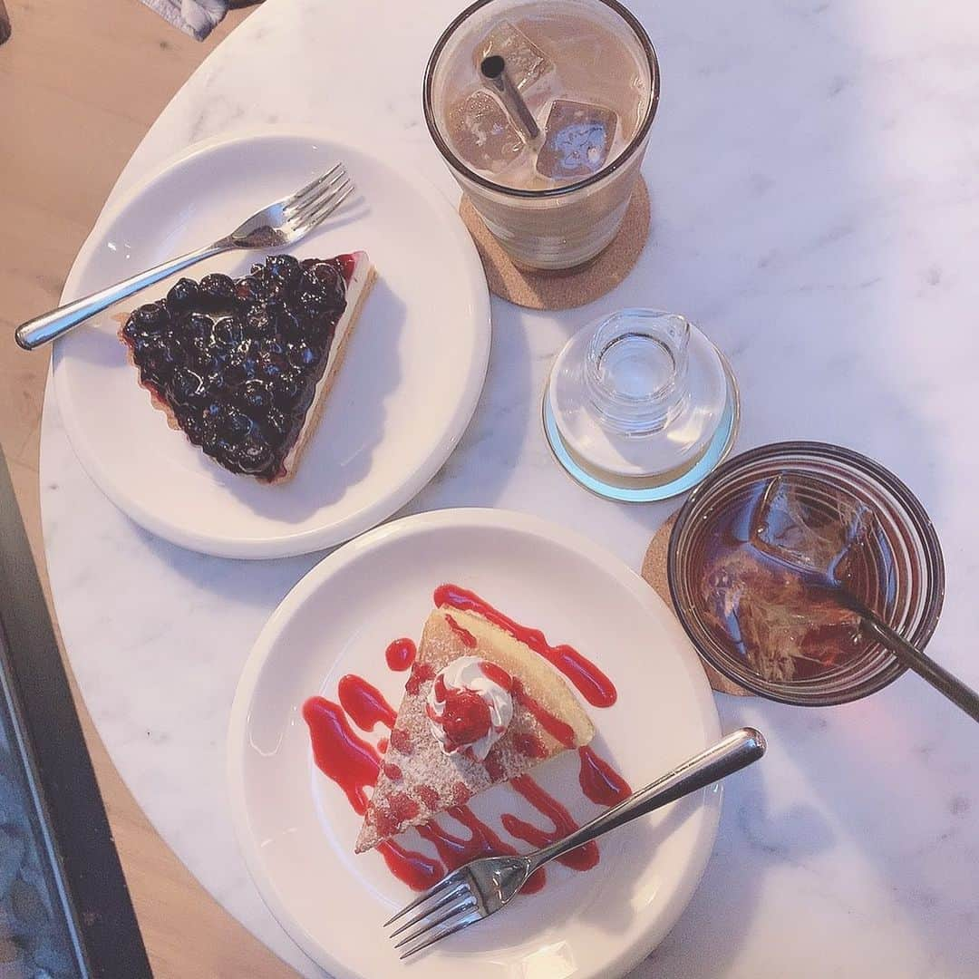 板野優花さんのインスタグラム写真 - (板野優花Instagram)「☕京都・河原町 Cafe Aalto さん @cafeaalto  ・ 河原町駅と烏丸駅の間辺にあるカフェ☺️💕 四条散策した後とかにまったり休憩できそうな 落ち着いた店内でした🙆‍♀️ 家が近かったら1人でも通っちゃいたいかも😌💓 ・ 📎ケーキセット 1,320yen チーズケーキのベリーソース添えを 今回はチョイスしましたっ✨ ・ ずっしり系のチーズケーキじゃなくて シフォンケーキみたいなふわふわの チーズケーキでベリーソースの甘酸っぱさと 相まってサラッと食べられちゃう美味しさだったよ🤤💓 ・ #cafeaalto #京都グルメ #京都カフェ #カフェスタグラム  #関西カフェ巡り#河原町カフェ #河原町グルメ #カフェ巡り好きな人と繋がりたい  #関西グルメ #おいしいもの好きな人と繋がりたい #カフェ活 #おすすめカフェ #カフェ女子 #ゆーろの美味しいメモ」2月24日 14時42分 - yuka_itano