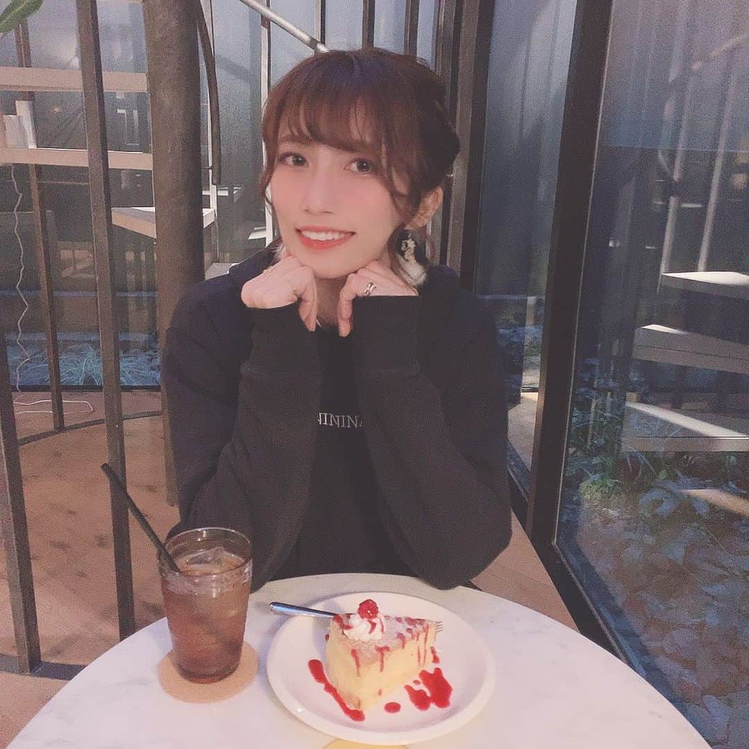 板野優花さんのインスタグラム写真 - (板野優花Instagram)「☕京都・河原町 Cafe Aalto さん @cafeaalto  ・ 河原町駅と烏丸駅の間辺にあるカフェ☺️💕 四条散策した後とかにまったり休憩できそうな 落ち着いた店内でした🙆‍♀️ 家が近かったら1人でも通っちゃいたいかも😌💓 ・ 📎ケーキセット 1,320yen チーズケーキのベリーソース添えを 今回はチョイスしましたっ✨ ・ ずっしり系のチーズケーキじゃなくて シフォンケーキみたいなふわふわの チーズケーキでベリーソースの甘酸っぱさと 相まってサラッと食べられちゃう美味しさだったよ🤤💓 ・ #cafeaalto #京都グルメ #京都カフェ #カフェスタグラム  #関西カフェ巡り#河原町カフェ #河原町グルメ #カフェ巡り好きな人と繋がりたい  #関西グルメ #おいしいもの好きな人と繋がりたい #カフェ活 #おすすめカフェ #カフェ女子 #ゆーろの美味しいメモ」2月24日 14時42分 - yuka_itano