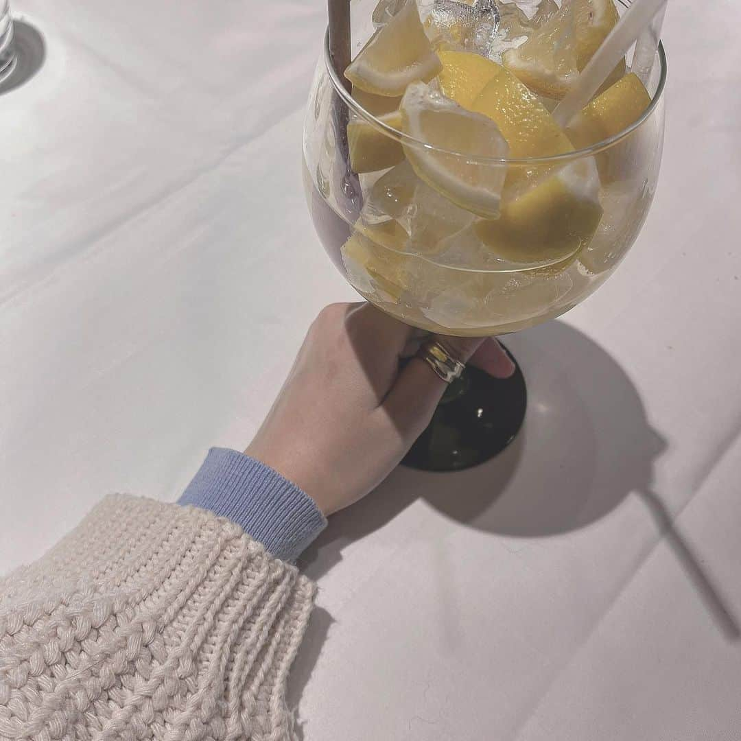 舞城モアサのインスタグラム：「. . ノンアルコールのレモンスカッシュ お酒みたいでかわいい🍋💛 . #レモンスカッシュ #レモン #🍋」