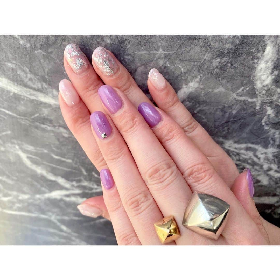 渡辺知夏子さんのインスタグラム写真 - (渡辺知夏子Instagram)「nail✨ ちょっと暖かくなってきたので、クリア感のあるパープルとオーロラなぷっくり💅🏼 可愛い紫色を作って頂いてすごく気にいってます💜💜💜 定期的に紫のネイルやりたくなります💜 . . 最近はマスクも色のもの多いので、パステルっぽいブルーやパープル買いましたー😷 . ほとんどマスクですが、目元マツエクあるだけでやっぱり全然違いますよね✨ 上まつ毛付けたてで綺麗✨👁 . . @nailsalonetoile   #jeinail #目黒エトワール #担当工藤さん @marx_ebisu   #マツエク #marx恵比寿  #担当みさきさん #chikakonails」2月24日 14時57分 - chikako_724