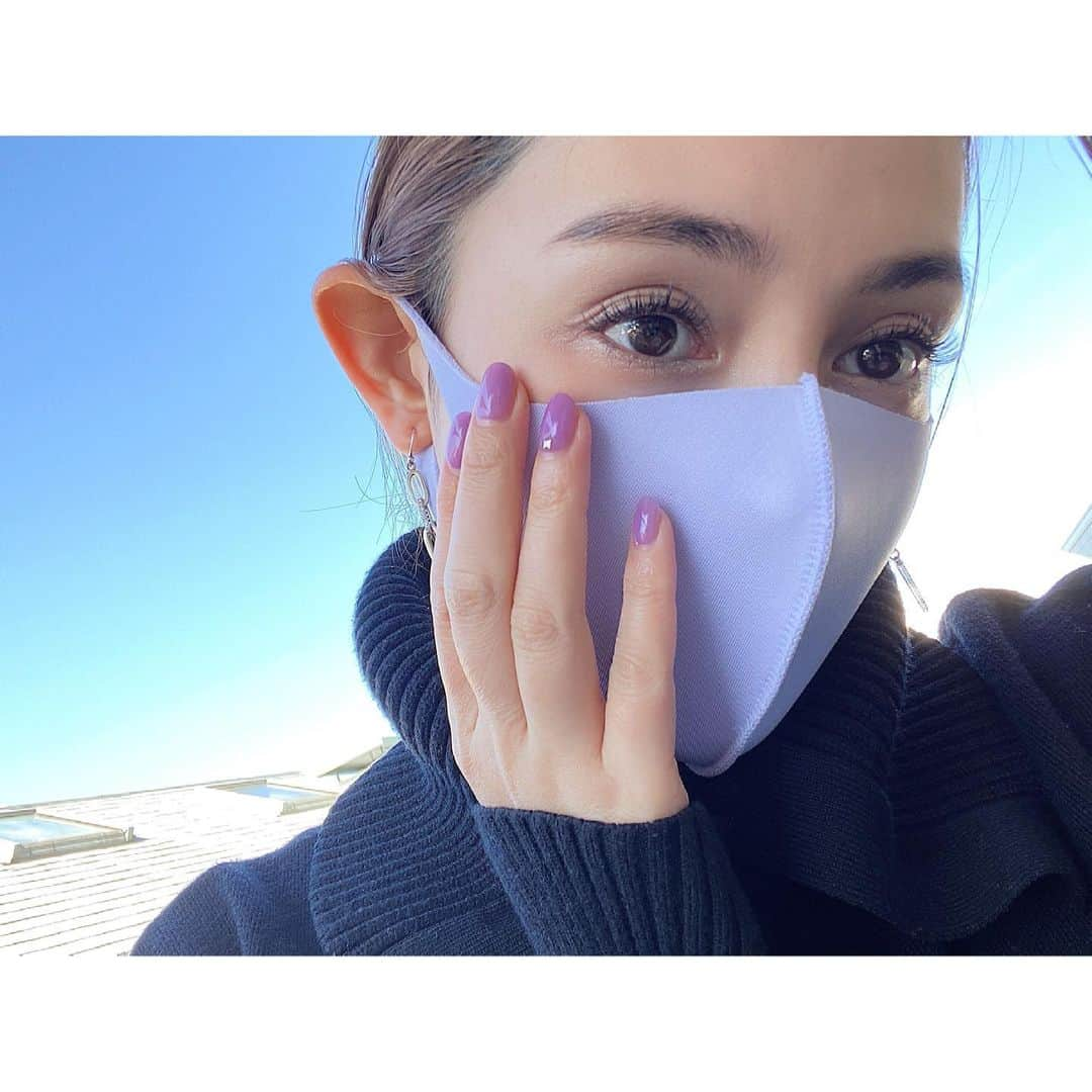 渡辺知夏子さんのインスタグラム写真 - (渡辺知夏子Instagram)「nail✨ ちょっと暖かくなってきたので、クリア感のあるパープルとオーロラなぷっくり💅🏼 可愛い紫色を作って頂いてすごく気にいってます💜💜💜 定期的に紫のネイルやりたくなります💜 . . 最近はマスクも色のもの多いので、パステルっぽいブルーやパープル買いましたー😷 . ほとんどマスクですが、目元マツエクあるだけでやっぱり全然違いますよね✨ 上まつ毛付けたてで綺麗✨👁 . . @nailsalonetoile   #jeinail #目黒エトワール #担当工藤さん @marx_ebisu   #マツエク #marx恵比寿  #担当みさきさん #chikakonails」2月24日 14時57分 - chikako_724