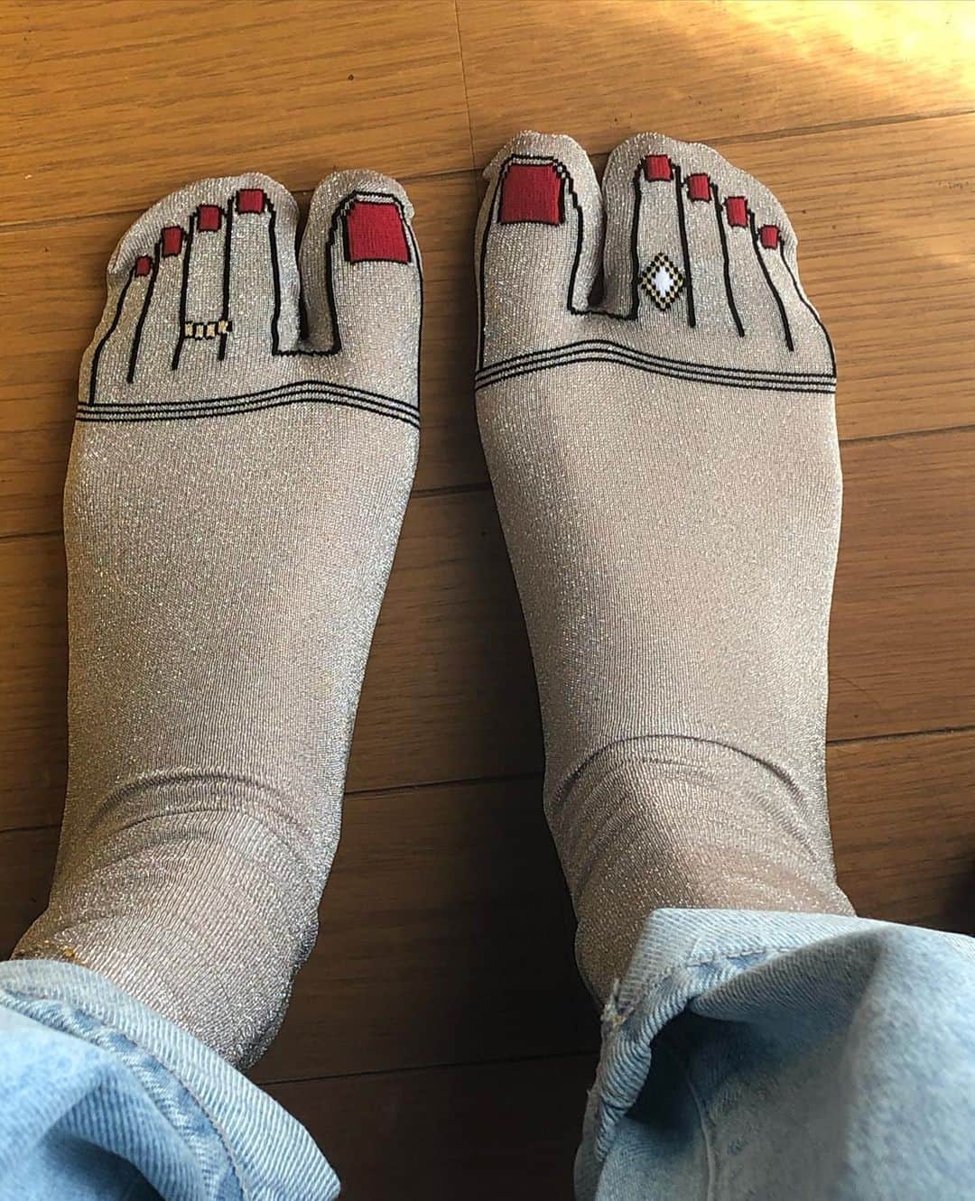 阿部洋子さんのインスタグラム写真 - (阿部洋子Instagram)「🧦🧦🧦 #maisonmargiela の #tabi #boots とか #ぺったんこ 履いてると よく聞かれるのが…  靴下どーなってるの？問題  フツーの靴下でも 全然大丈夫なんだけど、 親指と分かれてるのも愛用してます  この靴下は、 #barneysnewyork のモノ #お気に入り は #色違い で買いがち😊  #sotd #ootd #shoes #shoestagram #shoeslover #shoesoftheday #shoesaddict」2月24日 14時53分 - hirocoring