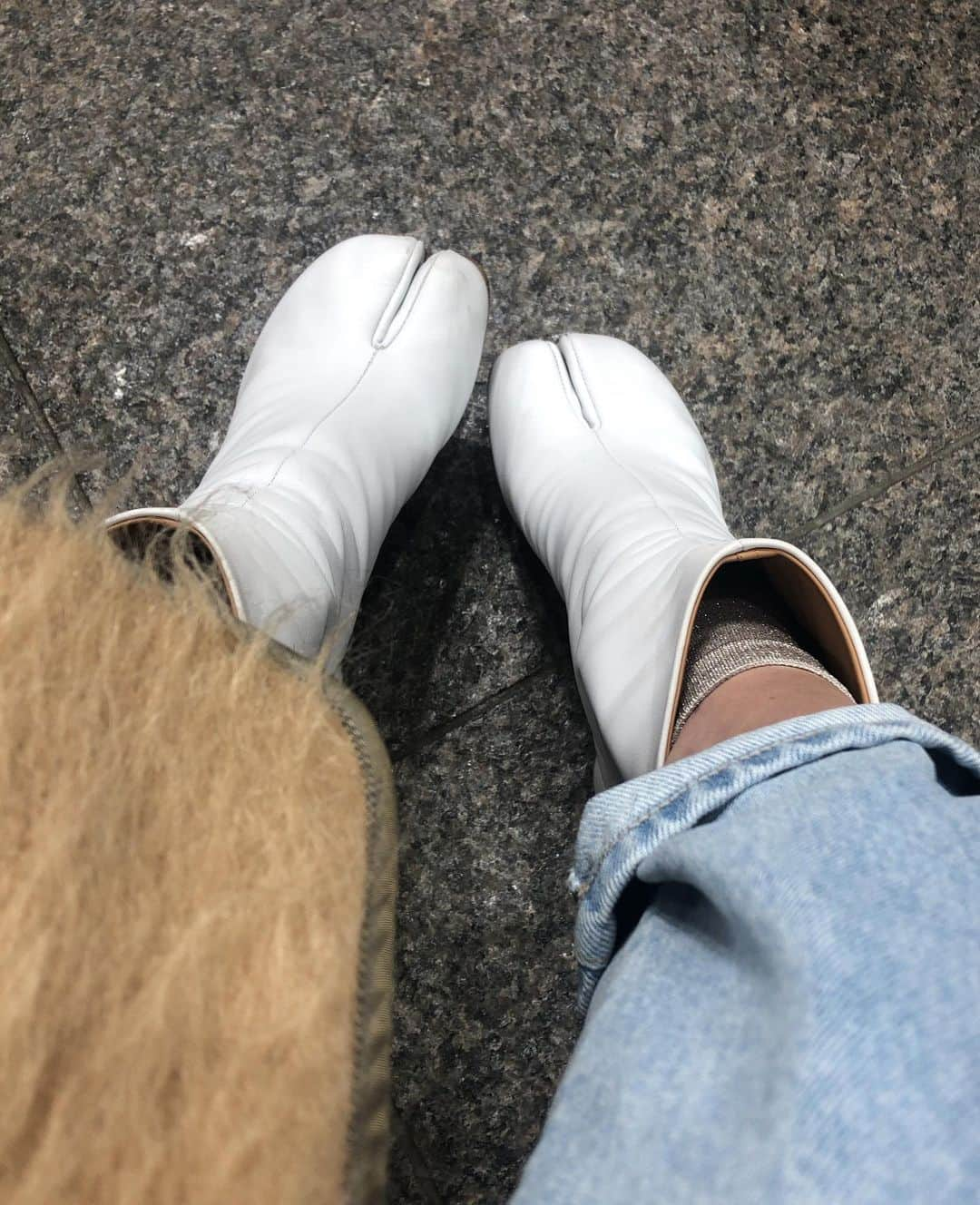 阿部洋子さんのインスタグラム写真 - (阿部洋子Instagram)「🧦🧦🧦 #maisonmargiela の #tabi #boots とか #ぺったんこ 履いてると よく聞かれるのが…  靴下どーなってるの？問題  フツーの靴下でも 全然大丈夫なんだけど、 親指と分かれてるのも愛用してます  この靴下は、 #barneysnewyork のモノ #お気に入り は #色違い で買いがち😊  #sotd #ootd #shoes #shoestagram #shoeslover #shoesoftheday #shoesaddict」2月24日 14時53分 - hirocoring