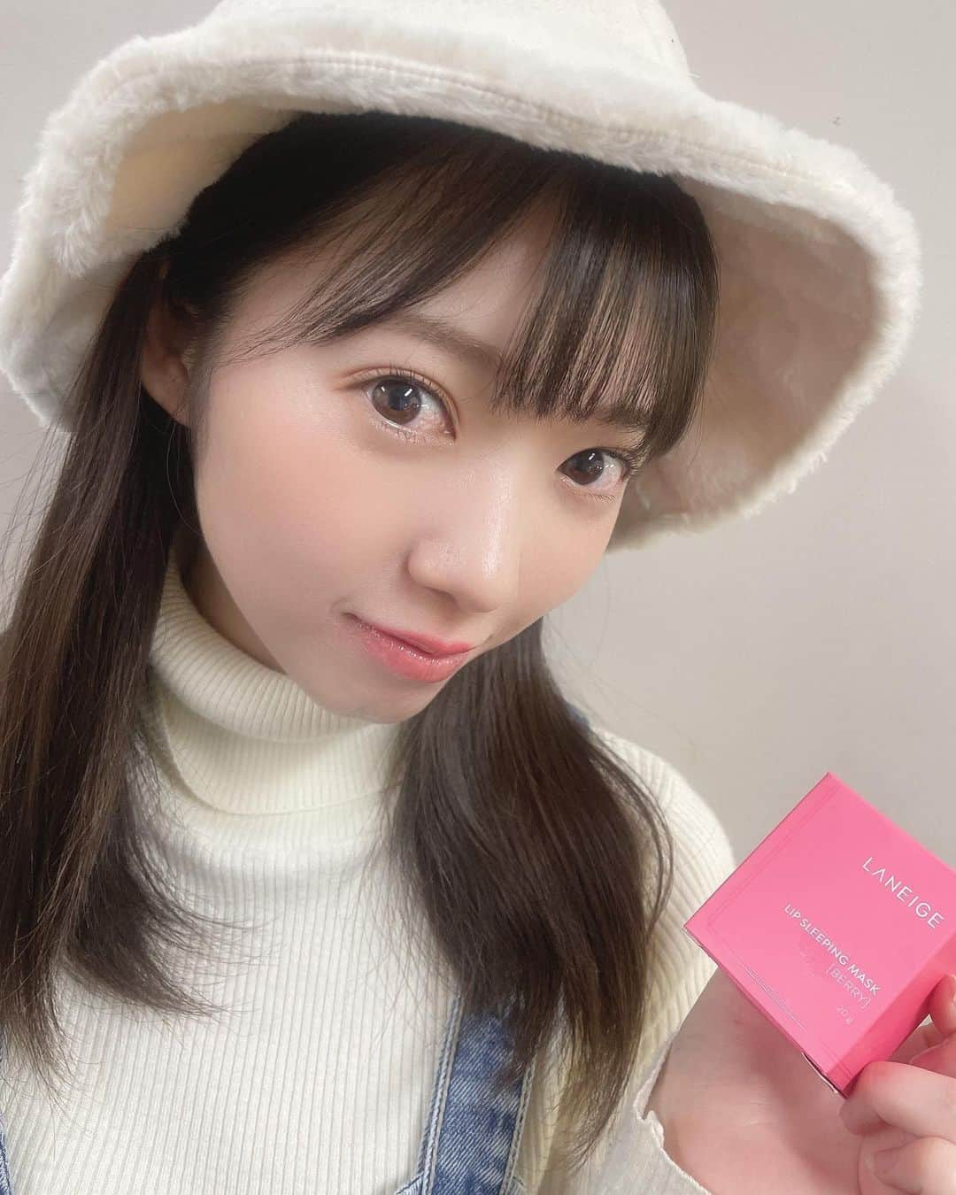 山岸理子さんのインスタグラム写真 - (山岸理子Instagram)「* ﻿ snsでよくみる #laneige の #リップスリーピングマスク のベリー買ってみたよ🍓﻿ ﻿ ﻿ 保湿はもちろん、ツヤ感や潤いが凄くて﻿ふっくらします☺︎﻿ ﻿ ﻿ 寝る前のナイトパックだけど、﻿ 私は最近日中もつけてます☀️﻿ ﻿ ﻿ ﻿ ﻿ #tsubaki_factory﻿ #山岸理子﻿ #ぷるぷる﻿ #リップ﻿ #これで保湿バッチリ ♪﻿」2月24日 14時59分 - riko_yamagishi.official