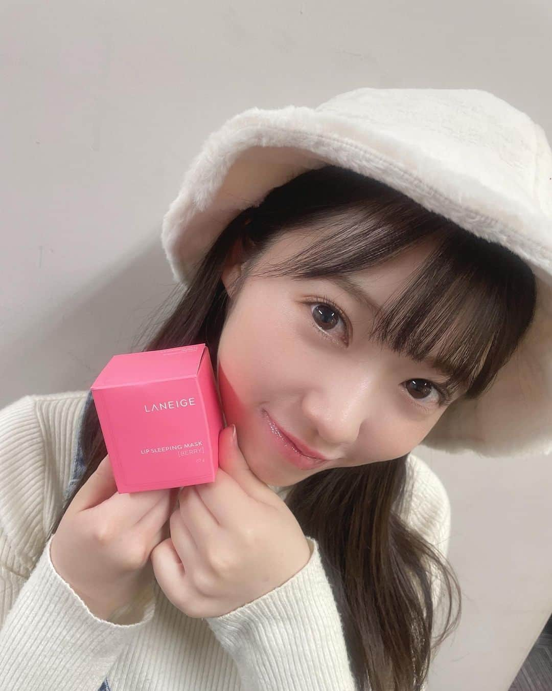 山岸理子さんのインスタグラム写真 - (山岸理子Instagram)「* ﻿ snsでよくみる #laneige の #リップスリーピングマスク のベリー買ってみたよ🍓﻿ ﻿ ﻿ 保湿はもちろん、ツヤ感や潤いが凄くて﻿ふっくらします☺︎﻿ ﻿ ﻿ 寝る前のナイトパックだけど、﻿ 私は最近日中もつけてます☀️﻿ ﻿ ﻿ ﻿ ﻿ #tsubaki_factory﻿ #山岸理子﻿ #ぷるぷる﻿ #リップ﻿ #これで保湿バッチリ ♪﻿」2月24日 14時59分 - riko_yamagishi.official