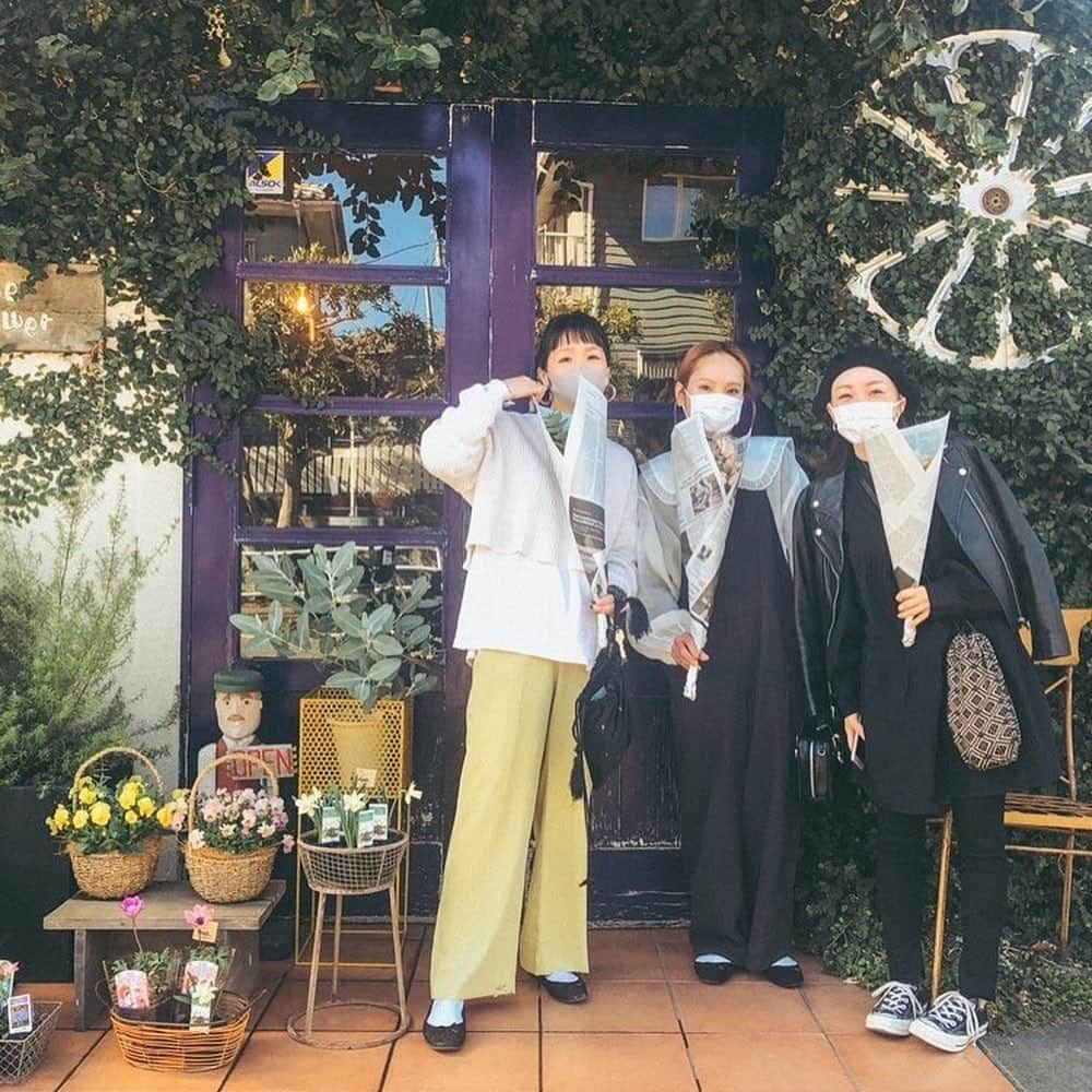 まゆみあずさのインスタグラム：「先日の話(タイムラグありまくり🥲🙏)  以前同じ会社で働いていた方がいらっしゃる素敵な花屋さんに行けました🌷✨ 環境が変わっても、こうして良い巡り合わせがあるんだと、嬉し有難い1日でした‼︎‼︎  人柄もセンスも良く、それぞれの個性に合わせたお花をお持ち帰り💐  湘南に来た際は是非ドライブがてら訪れて欲しいおすすめスポットです📍」