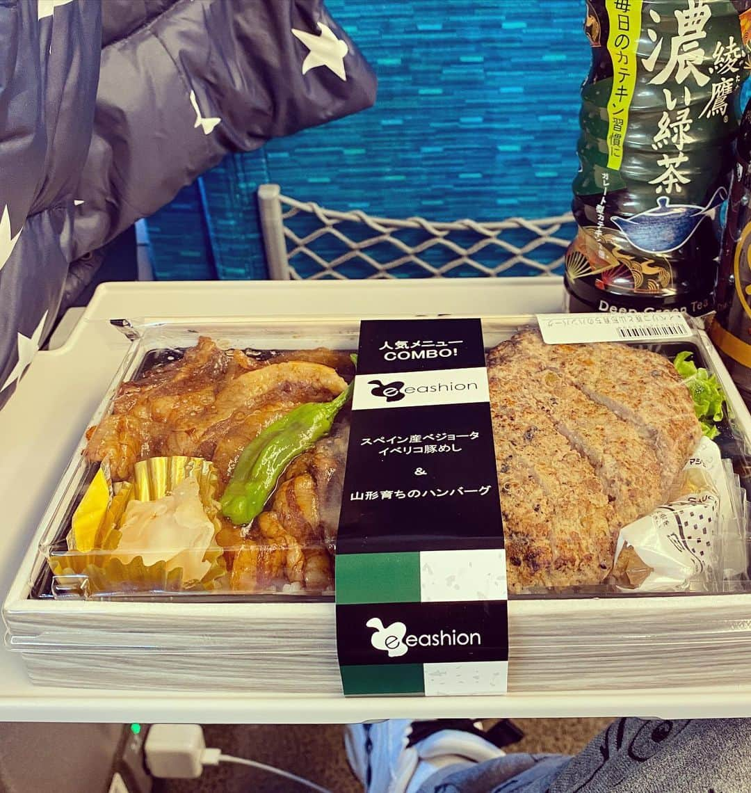 松谷賢示さんのインスタグラム写真 - (松谷賢示Instagram)「久しぶりの大阪。新幹線でのお食事が楽しみ過ぎて弁当選びに30分かかりましてん。 . #大阪 #久しぶり #東海道 #新幹線 #お弁当 #スペイン産 #ベジョータ #イベリコ豚めし #これ美味し #山形育ちのハンバーグ  #何時もは豚めしオンリーやけど #combo #にした #息子に #会えるかな #京阪沿線物語」2月24日 15時00分 - mizutamarepputai_ken