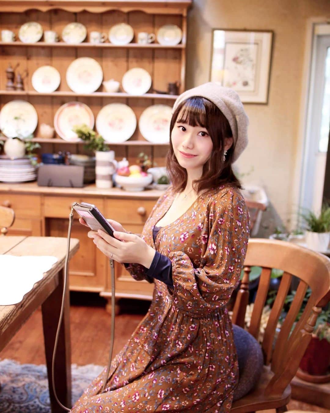 amiのインスタグラム：「．  Favorite app  ドタキャンをチャンスに変える を実現するべく誕生したビジネス マッチングアプリ「ドタチャン」を 使ってみました❤️🥺  ． 人脈を広げたいと考えている方はたくさん いらっしゃいますよね❤︎  そういった方々にチャンスを提供するために このアプリは誕生したんだって‼️  ． 私も早速使ってみたけど、使いやすくて わかりやすかった〜‼️ 新しい人脈も広がって嬉しいな❤︎  人と人との繋がりを広げたいなぁ とお考えの方、ぜひ使ってみてね✨ @_dotachan_  ． #sponsored#castme_jp#ドタチャン#ビジネスマッチングアプリ#ビジネスマン#人脈#ママ#二児のママ#友達作り#ビジネス」