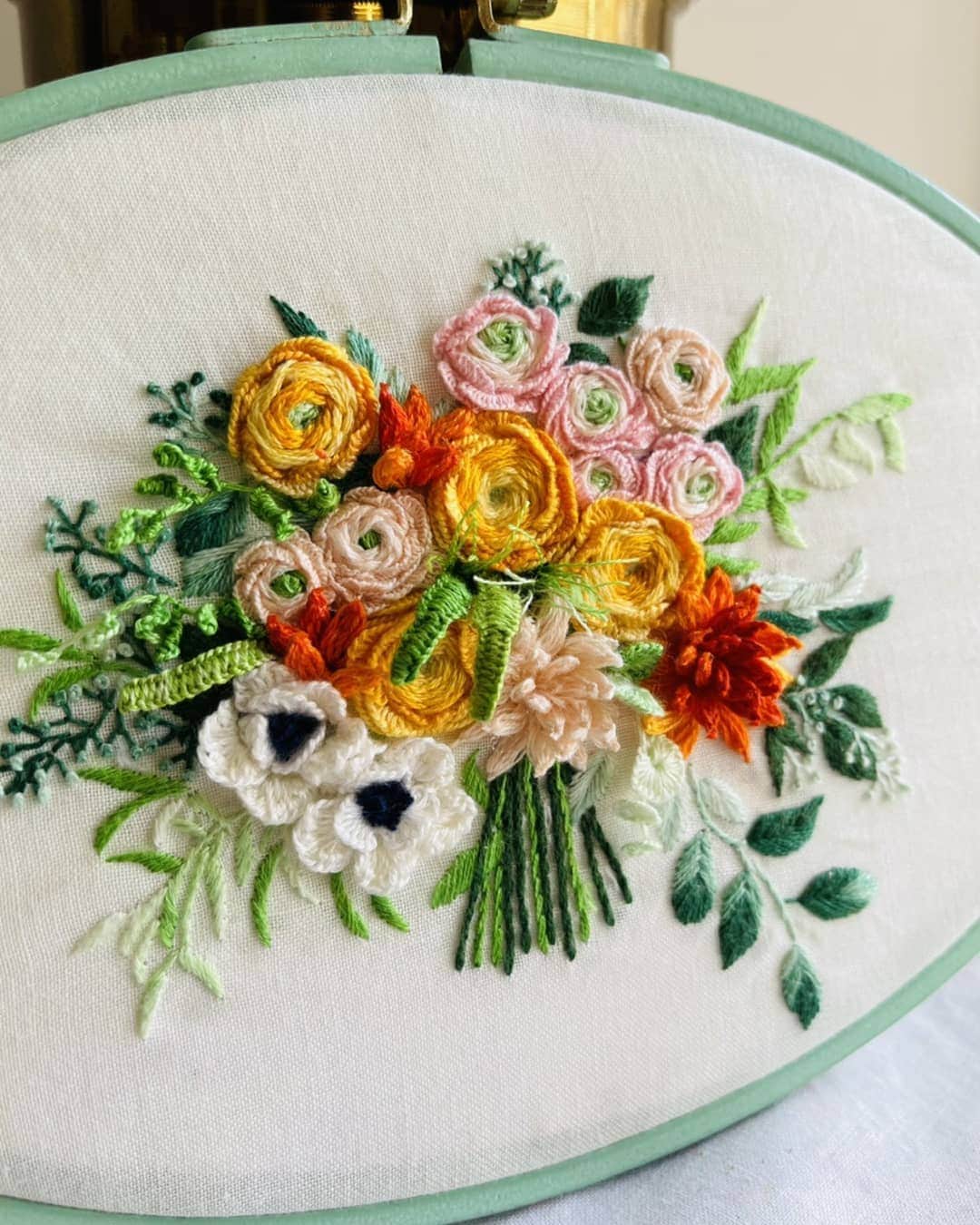 刺繡作家 王瓊怡 Joanneのインスタグラム：「#Embroidery  #embroidery  #handembroidery  #flowers #stitch #bouquet」