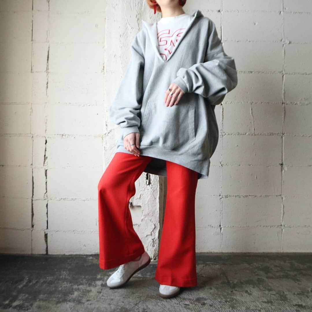 吉祥寺 古着屋 Orfeoのインスタグラム：「. Cut Off Hoodie Style  #orfeo #kichijoji #tokyo #vintage #used #fashion #coordinate #outfit . . .  お問い合わせはインスタグラムのプロフィール掲載のメールアドレスにお願いいたします。コメント、DMでのお問い合わせは受け付けておりませんのでご了承ください。 ONLINE SHOPの商品も店頭にてご購入頂けます。気になる商品がございましたらスタッフにお声掛けください。 . 新型コロナウィルス感染症予防対策を徹底して営業しております。 ご来店の際はマスク着用、手指消毒にご協力ください。」