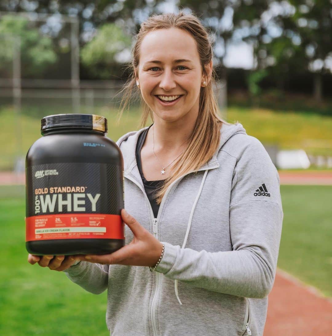 Tori Peetersのインスタグラム：「Swipe to see one of many ways that I use my vanilla protein 😛😛 ⠀ ⠀ In a smoothie, in a bowl, or in baking - this stuff goes gooooood 👌🏽 ⠀ #supps #smoothies #athletefuel #posttrainingnutrition #ad #sponsored」