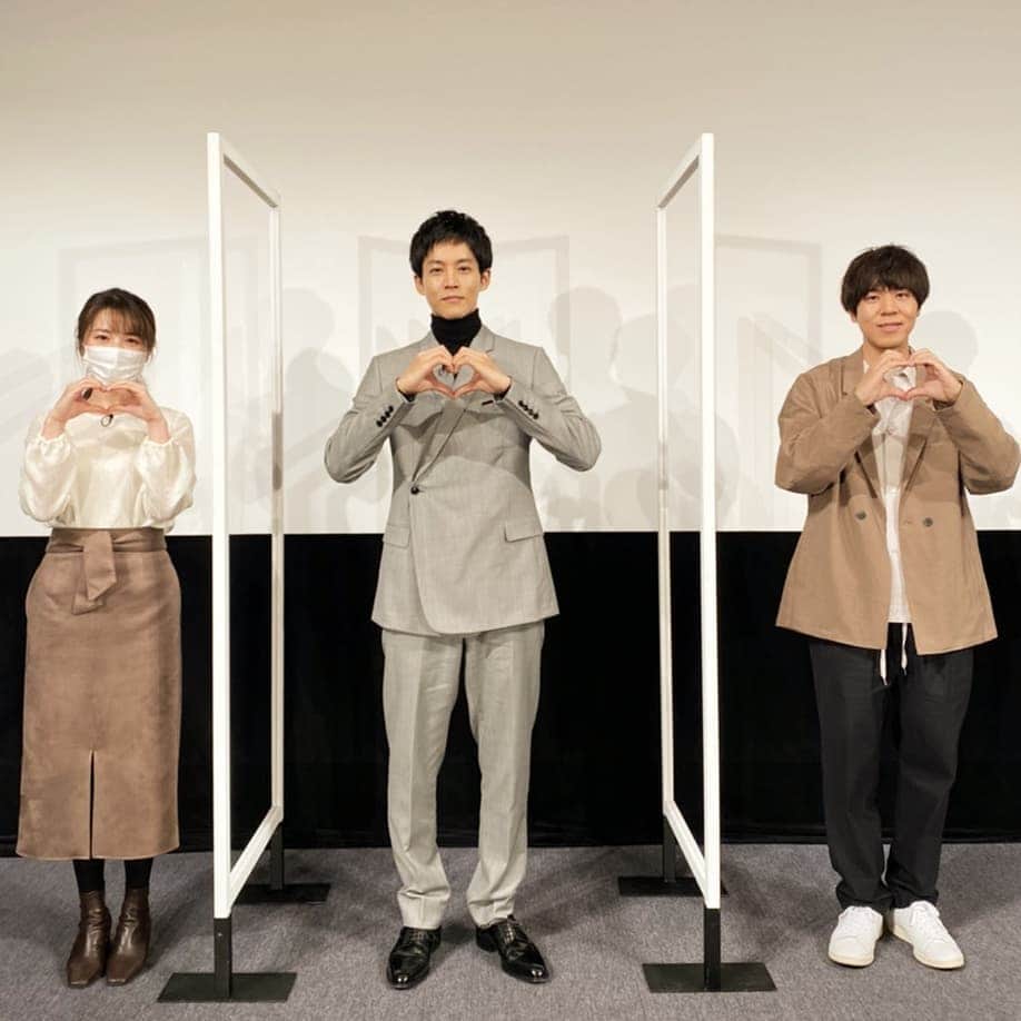 TBS「はやドキ！」のインスタグラム：「松坂桃李さんとコカドケンタロウさんを直撃🎤﻿ ﻿ 映画「あの頃。」で、アイドルにハマり青春を謳歌する‘ハロプロオタク’を演じるお二人😊﻿ ﻿ 撮影現場は本当に楽しく、出演者、スタッフ全員がハロー！プロジェクトに詳しくなり年表も覚えていたそうです🎵﻿ ﻿ 私も小学生の頃、モーニング娘。が大好きで憧れでした！﻿ ﻿ 劇中に流れるザ☆ピ～ス！を聞いて、懐かしい気持ちになりました✨﻿ ﻿ きっと皆さんも何かに夢中になったあの頃のことを思い出すはずです😉 ﻿ ﻿ 松坂さん、コカドさんありがとうございました！﻿ ﻿ 皆川﻿ ﻿ ﻿ #松坂桃李 さん﻿ #ロッチ﻿ #コカドケンタロウ さん﻿ #直撃🎤﻿ #皆川玲奈﻿ #アナウンサー﻿ #はやドキ﻿ #tbs」