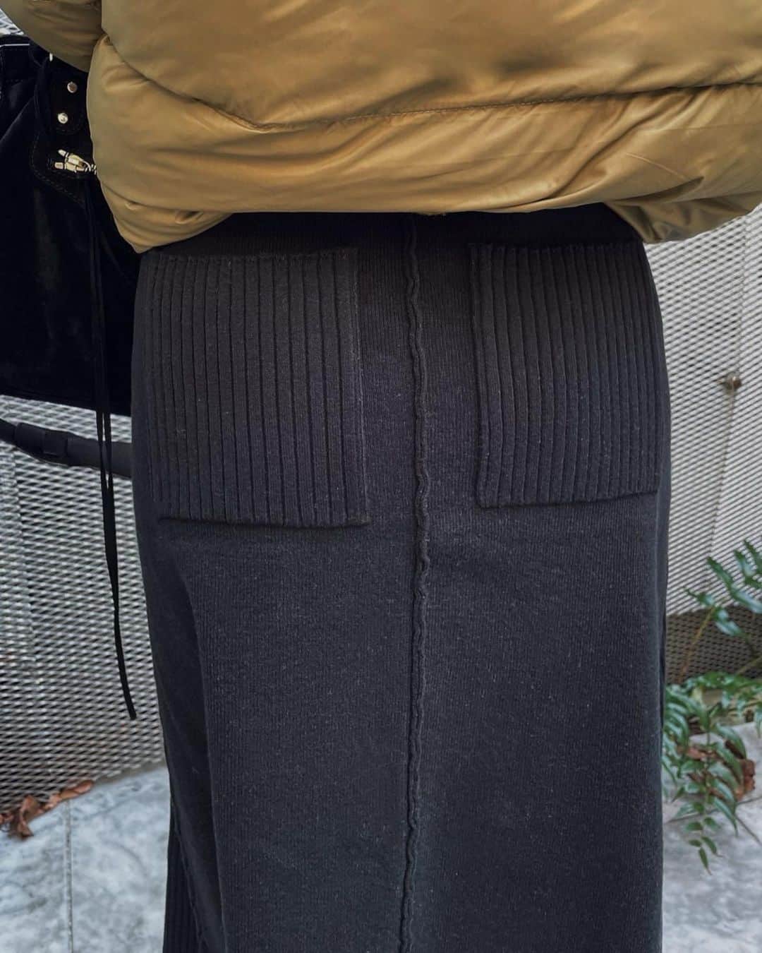 佐野真依子さんのインスタグラム写真 - (佐野真依子Instagram)「ニットスカートはBLACKも大人気❤︎ BLACKのロングスカートは１着あると着回ししやすくて本当にオススメ❤︎ スムースニットなので春にも ぴったりでブーツにも スニーカーにもパンプスにも❤︎ 両サイドの生地とバックのパッチポケットはリブ編みで編地に変化をつけたのがデザインポイントだよ❤︎ ■Side Pleats Rib Knit Skirt ￥8,800(税込) @trunc88_official  #trunc88  #ニットスカート #フレアスカート」2月24日 15時22分 - sanomaisanomai