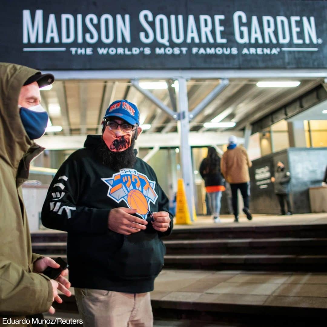 ABC Newsさんのインスタグラム写真 - (ABC NewsInstagram)「New York City’s Madison Square Garden reopened to basketball fans on Tuesday night for the first time since March 2020, with capacity limited to 10 percent. About 2,000 fans watched in person as the Knicks lost to Golden State 114-106.」2月24日 15時33分 - abcnews