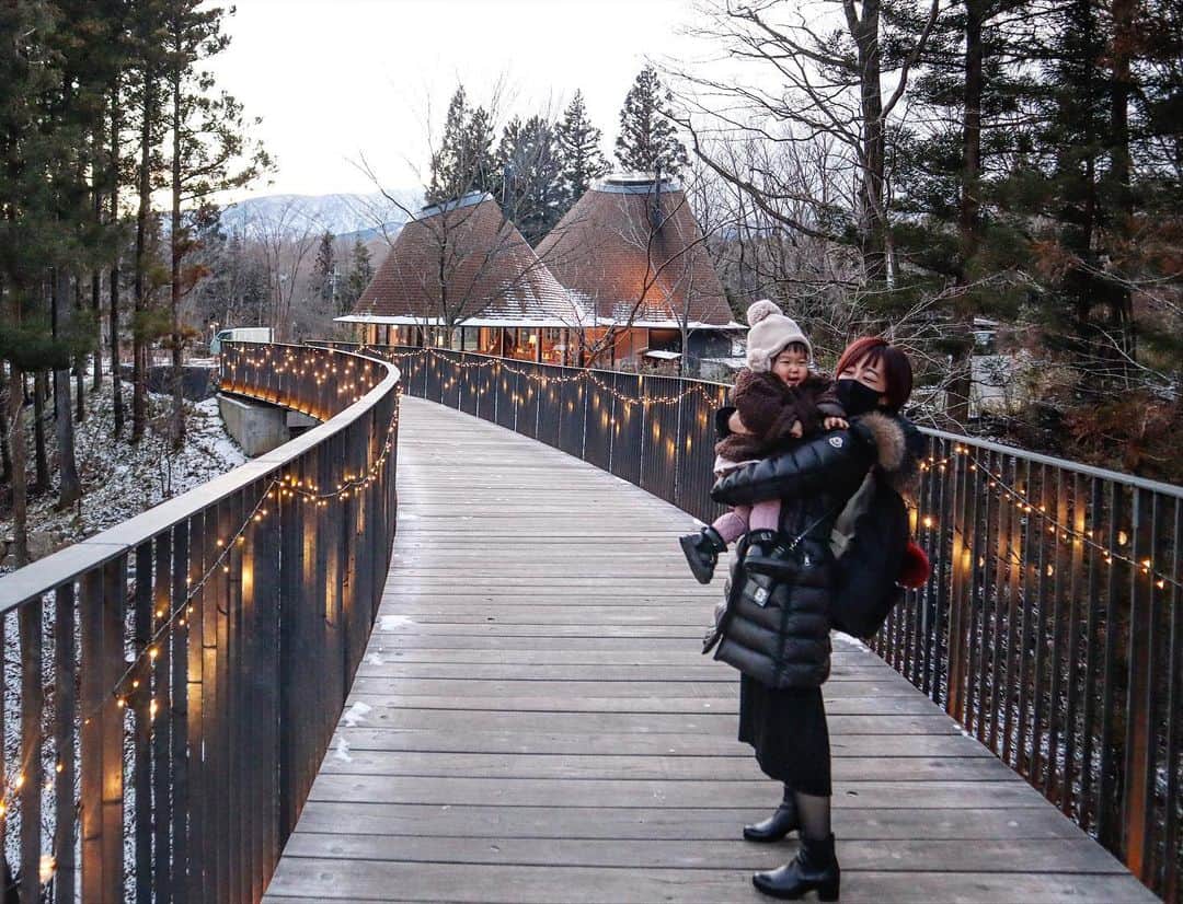 のインスタグラム：「⛄️⛄️⛄️  いつの間にこんなに重くなったの🙈﻿ ﻿ 今日は少し寒いですね。﻿ 昨日半袖で走ったりして、もうダウン﻿ 着れないかと思ったのに😂﻿ ﻿ ﻿ ﻿ 大好きなリゾナーレ。﻿ リゾナーレ那須もやっぱり子連れに﻿ お勧めです👨‍👩‍👧✨﻿ ﻿ お部屋はとても暖かくて、過ごし易﻿ かったです😊﻿床暖房が強力😳 ﻿ 少し雪があるタイミングだったので﻿ 雪遊びをさせてあげられた事も﻿嬉し かったです🥰﻿ ﻿ ﻿ 前の投稿に載せたピザ作り体験や﻿ 焼き芋を焼いたり、絵本を読んだり、﻿ ボールプールで遊んだり。﻿ ﻿ 1歳児でも楽しめました🙆🏻‍♀️✨﻿ ナーサリーがあってディナーもゆっくり﻿ 出来たのも嬉しかったなぁ☺️﻿ ﻿ また写真載せます📷﻿ ﻿ ﻿ ﻿ ﻿ ﻿ #mylittlegirl﻿ #21monthsold﻿ #生後21ヶ月﻿ #1歳9ヶ月﻿ #べいびーすぅ﻿ #こどものいる生活﻿ #tbt﻿ #japantrip ﻿ #那須旅行﻿ #家族旅行﻿ #子連れ旅﻿ #リゾナーレ那須﻿ #雪遊び﻿ #母と娘﻿ #過去pic」