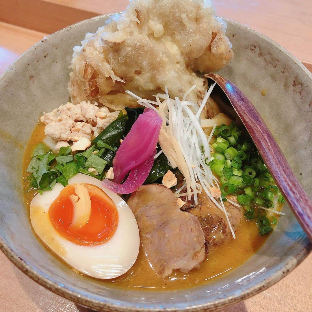 まゆみあずさのインスタグラム：「大船　さじ📍  私達のお気に入りの和食居酒屋🍶 季節毎に旬な食材を使っていて、お酒に合う料理が食べられます！ 背伸びせず気軽に入れる小料理やさん🐟なんですが、コロナ禍と言うこともあり新しいランチメニューでカレーうどんが始まってました！  夜の雰囲気とは違った、がっつりカレーうどんも見栄え食べ応え、おいしさ💯✨  気軽なランチから是非試してみて欲しいお店です！」